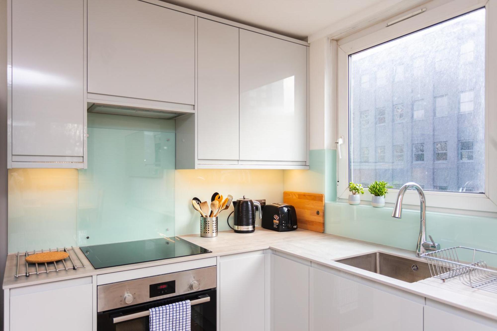 Spacious 3 Bedroom In Old Street Apartment London