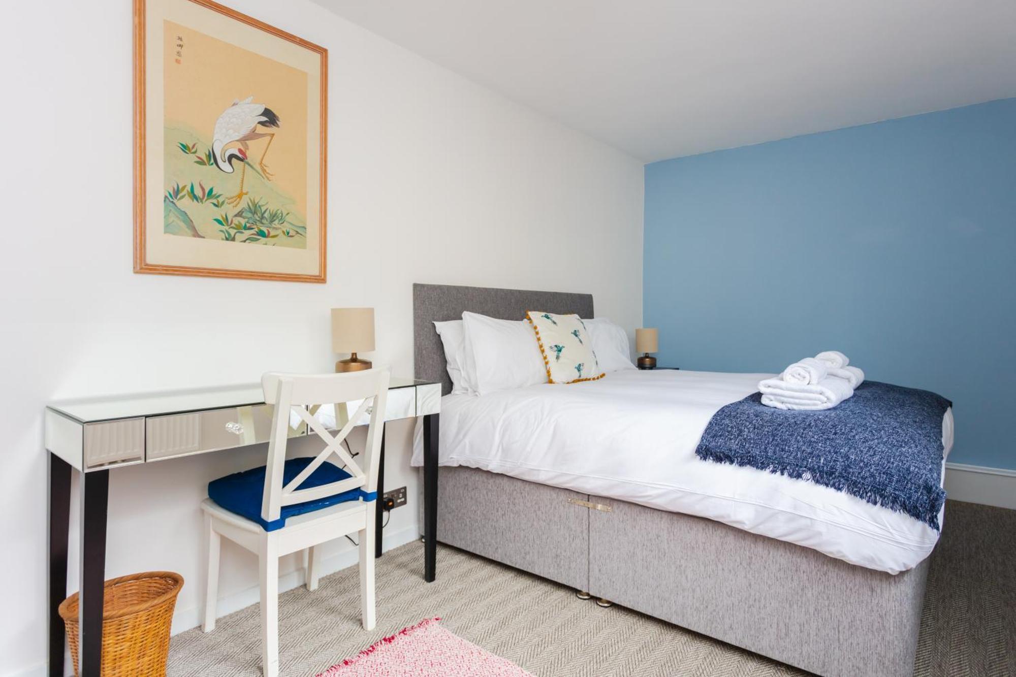 Spacious 3 Bedroom In Old Street *
