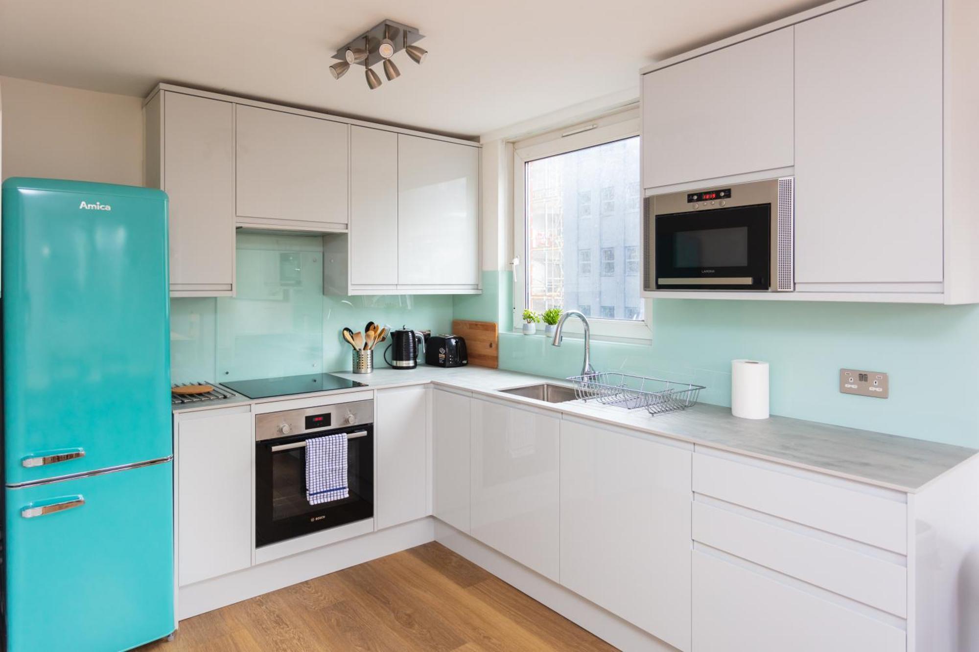 Spacious 3 Bedroom In Old Street Apartment *