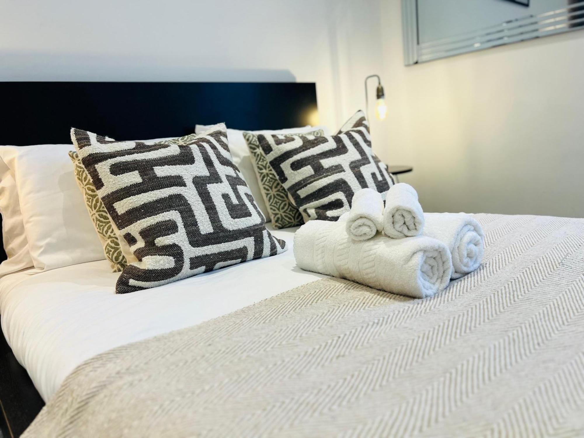 Stylish Flat Steps From Oxford Street! London