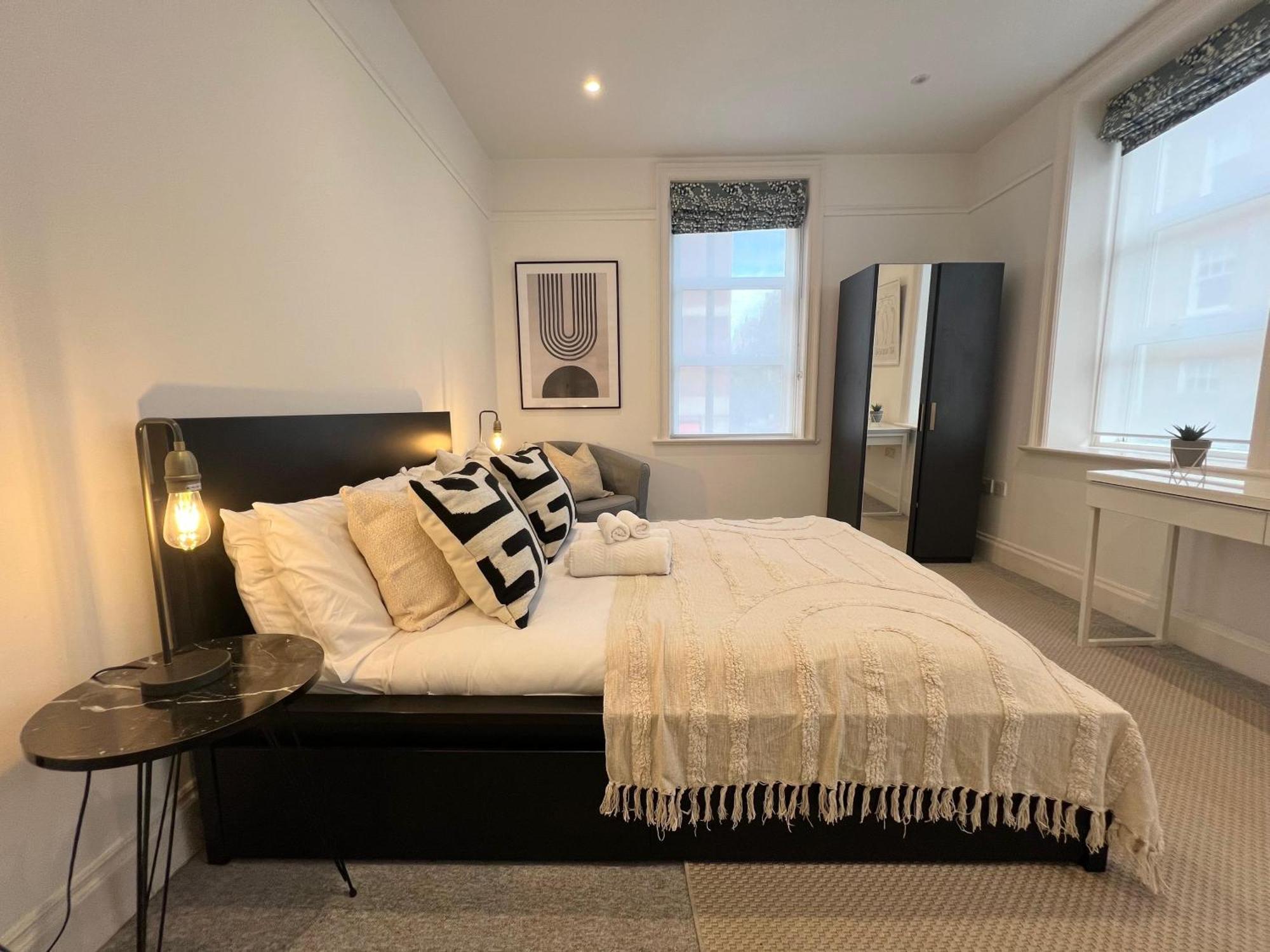Stylish Flat Steps From Oxford Street! London