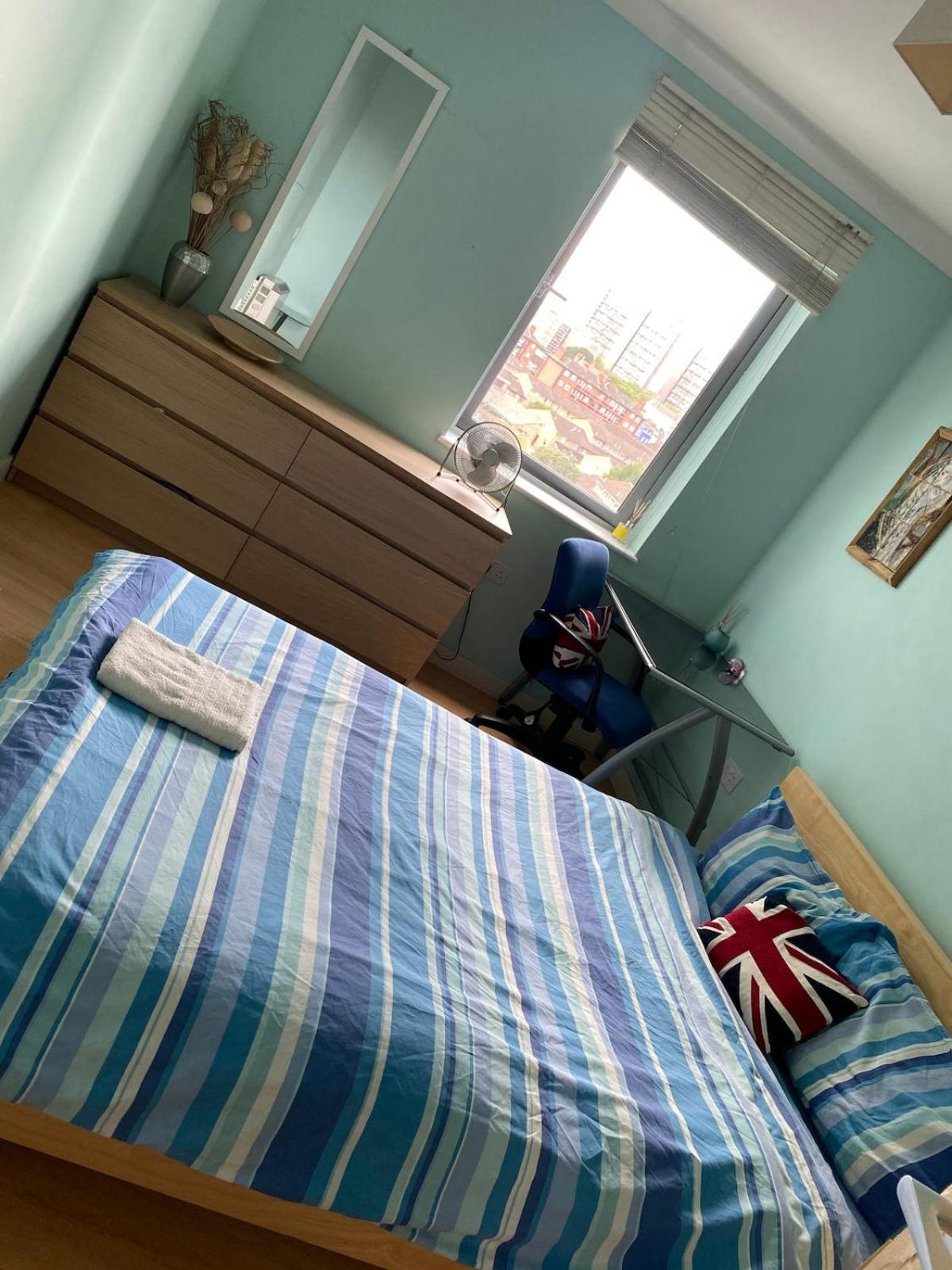 2 Bed Flat With Balcony - Zone 1 Apartment *