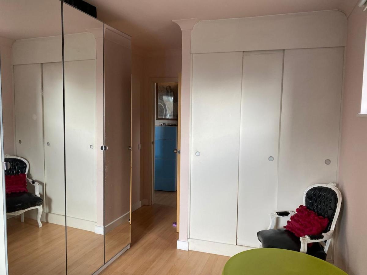 2 Bed Flat With Balcony - Zone 1 *