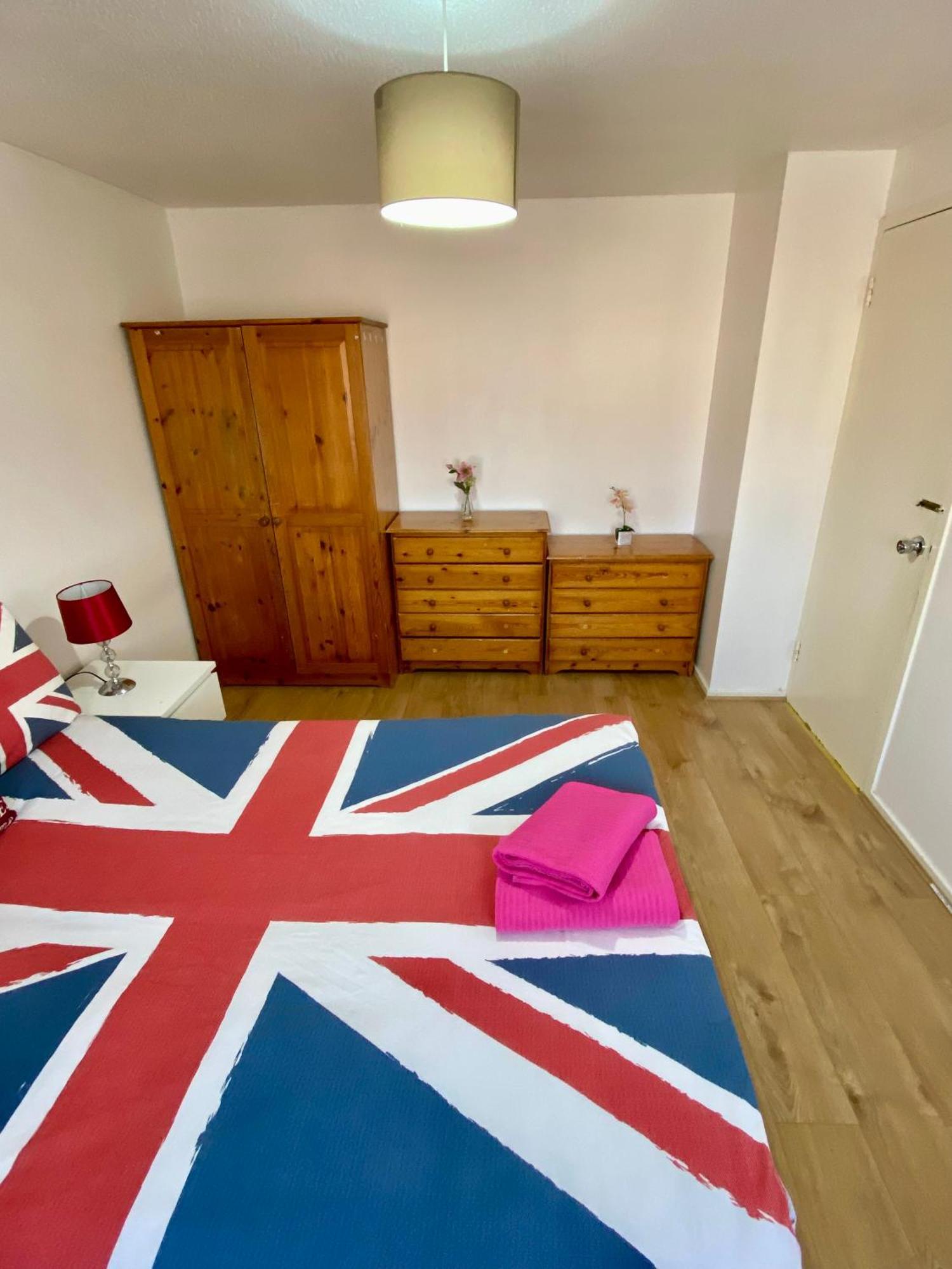 Cosy 3 Bedroom House Near Stratford,olympic Park, E15 * London