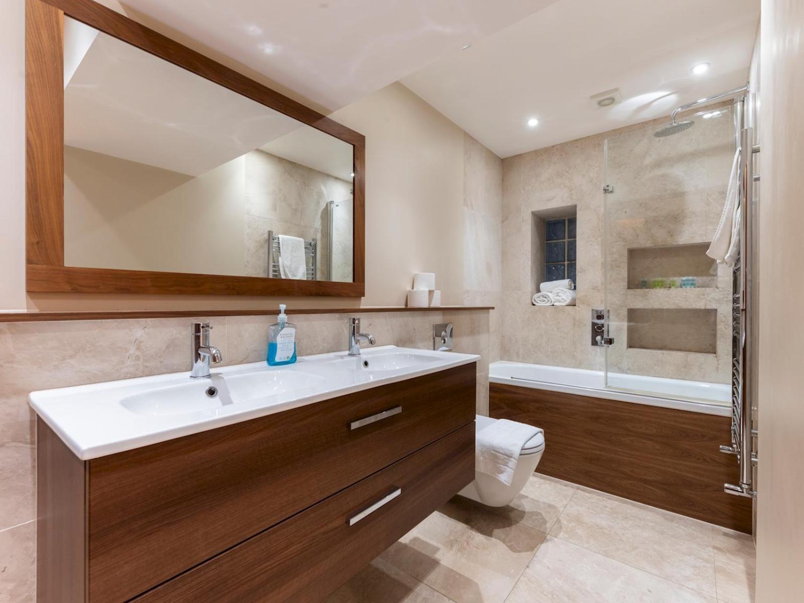 Pass The Keys Spacious 2-bedroom Flat In The Heart Of Kensington Apartment London