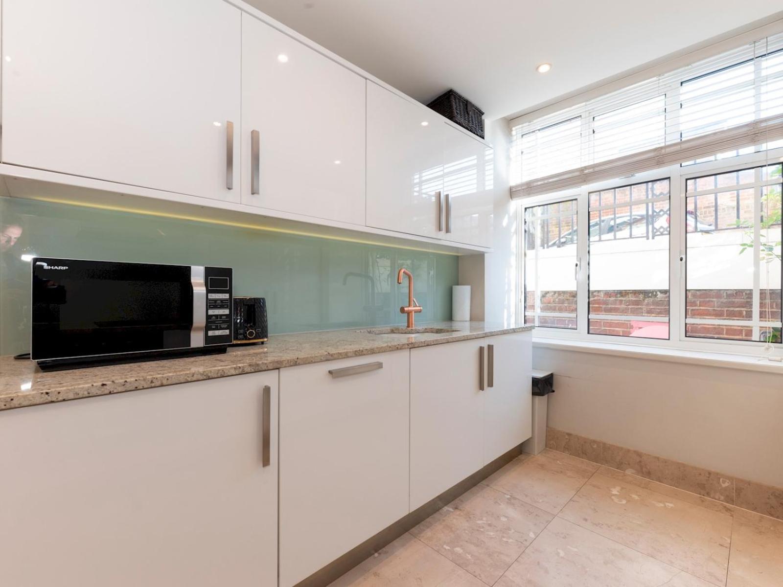 Pass The Keys Spacious 2-bedroom Flat In The Heart Of Kensington Apartment London