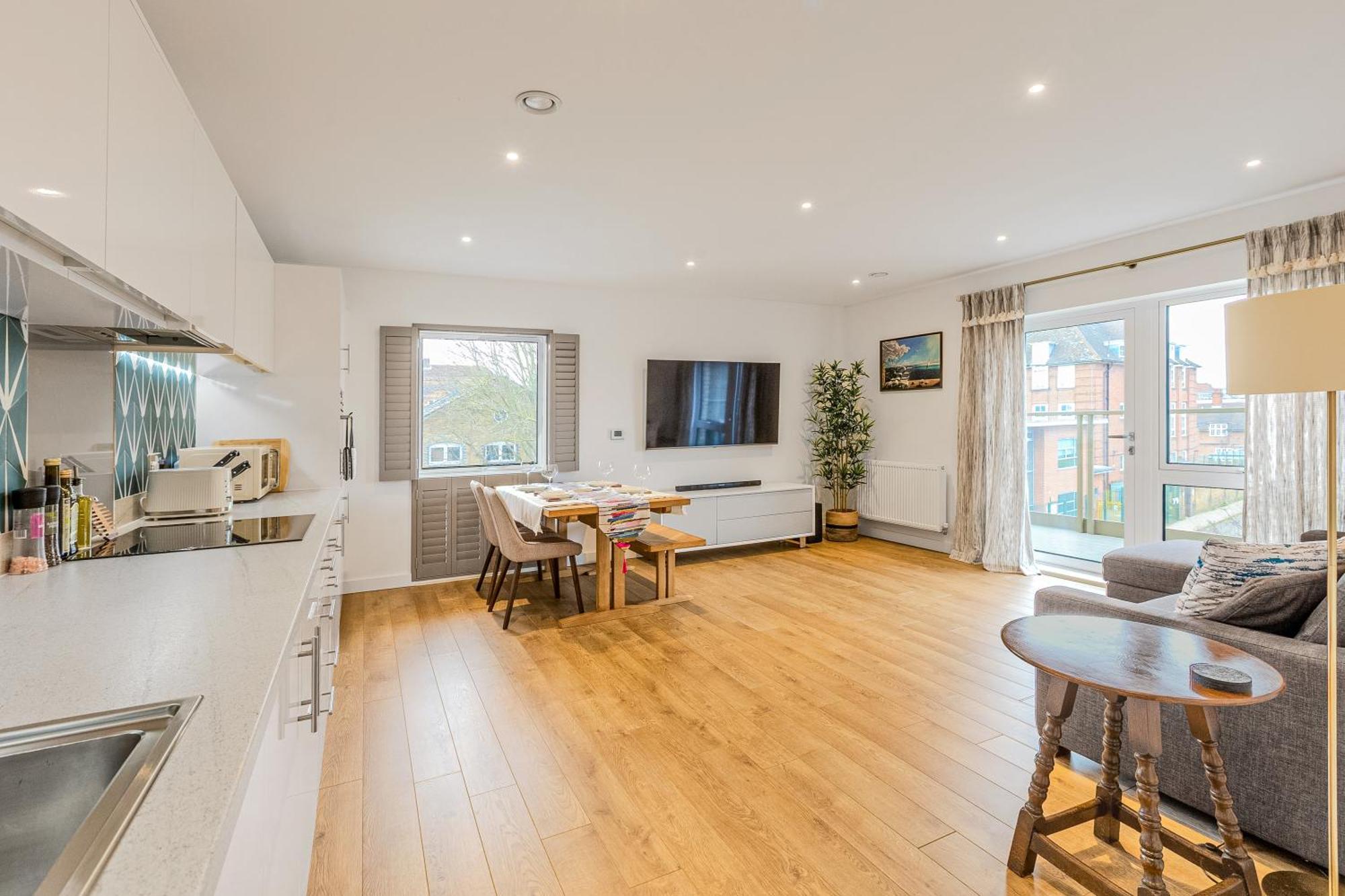 Spacious 2br With Balcony In Camberwell Apartment