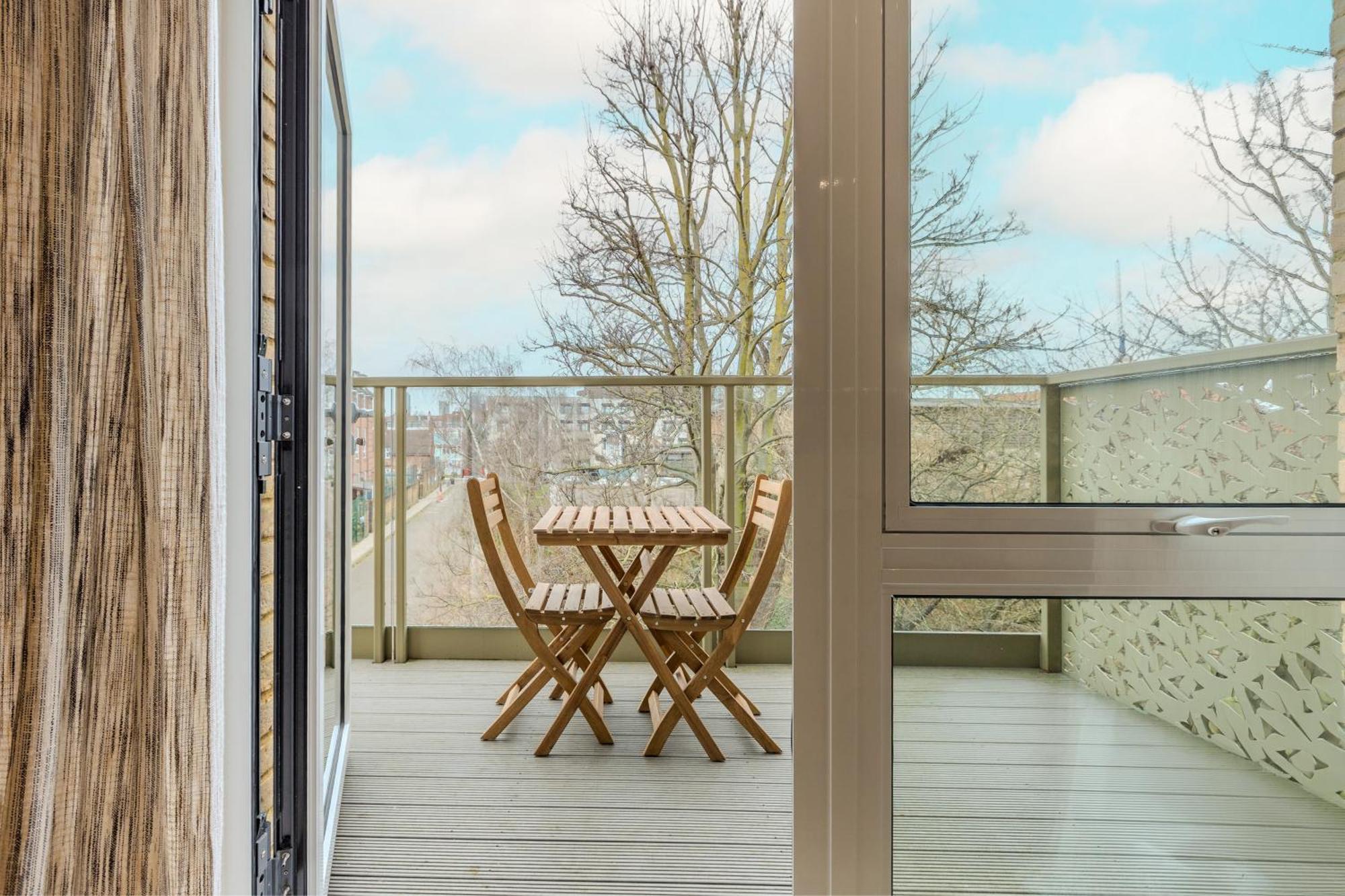 Apartment Spacious 2br With Balcony In Camberwell *