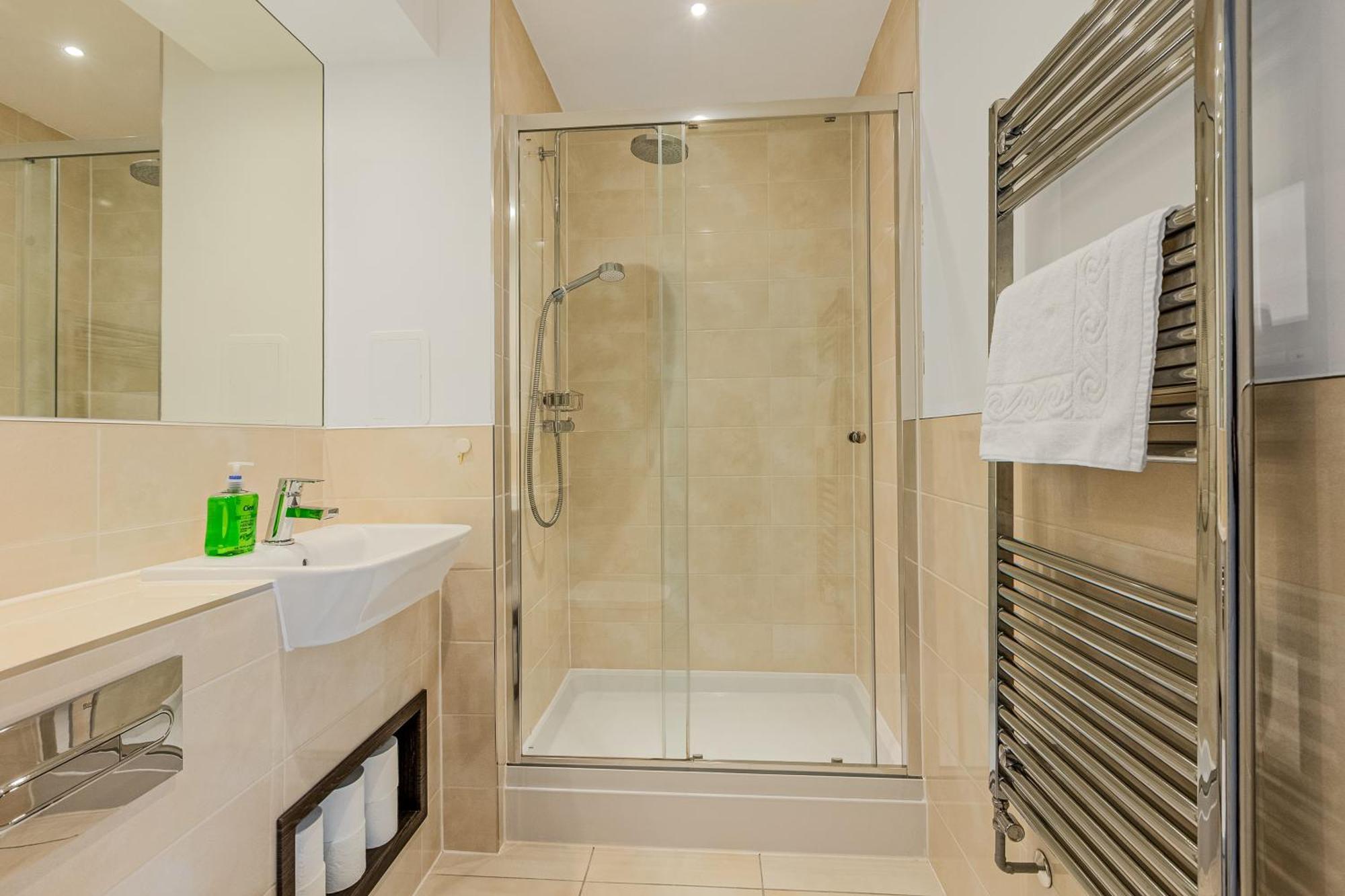 Apartment Spacious 2br With Balcony In Camberwell *