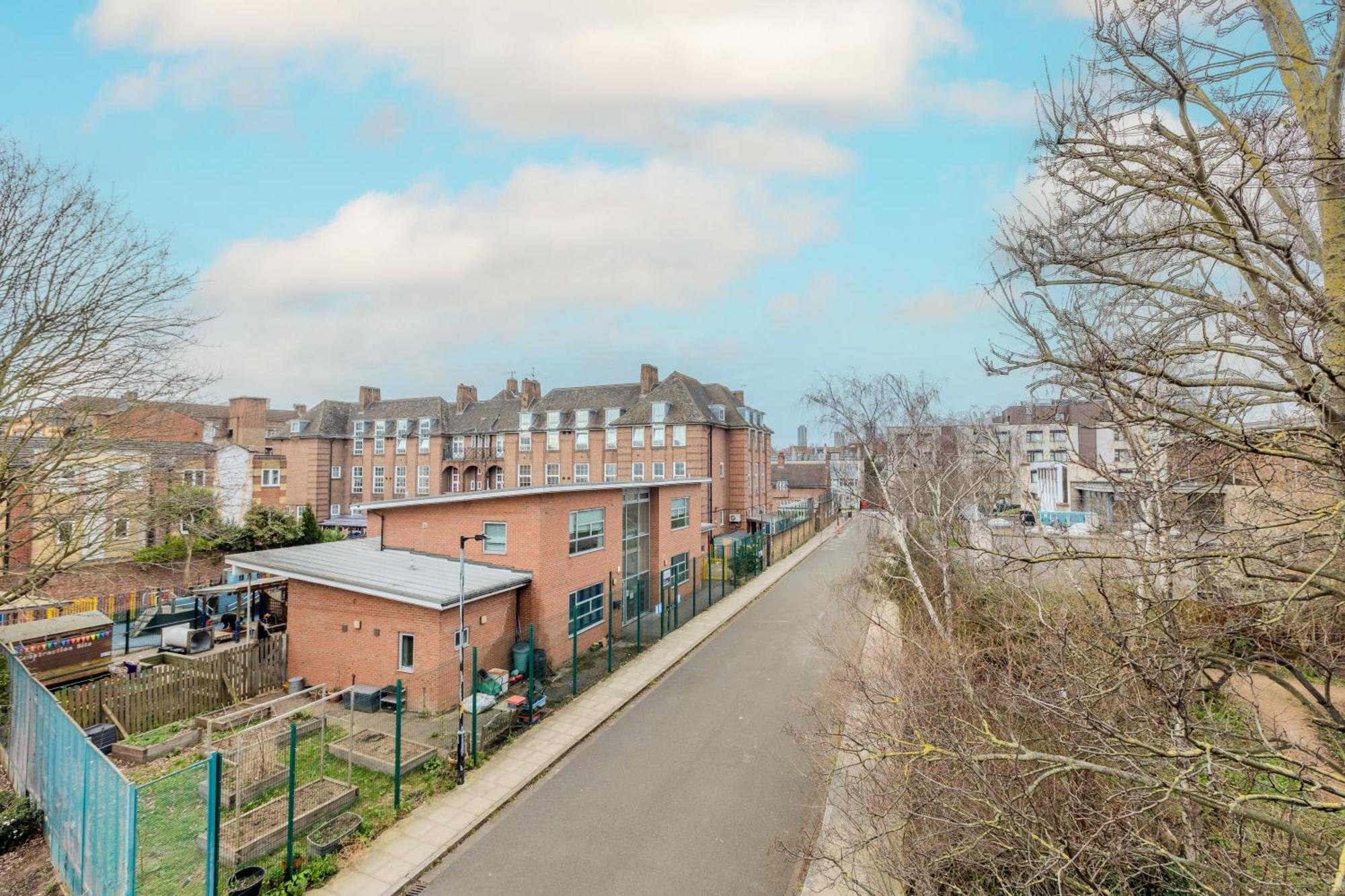 Spacious 2br With Balcony In Camberwell London