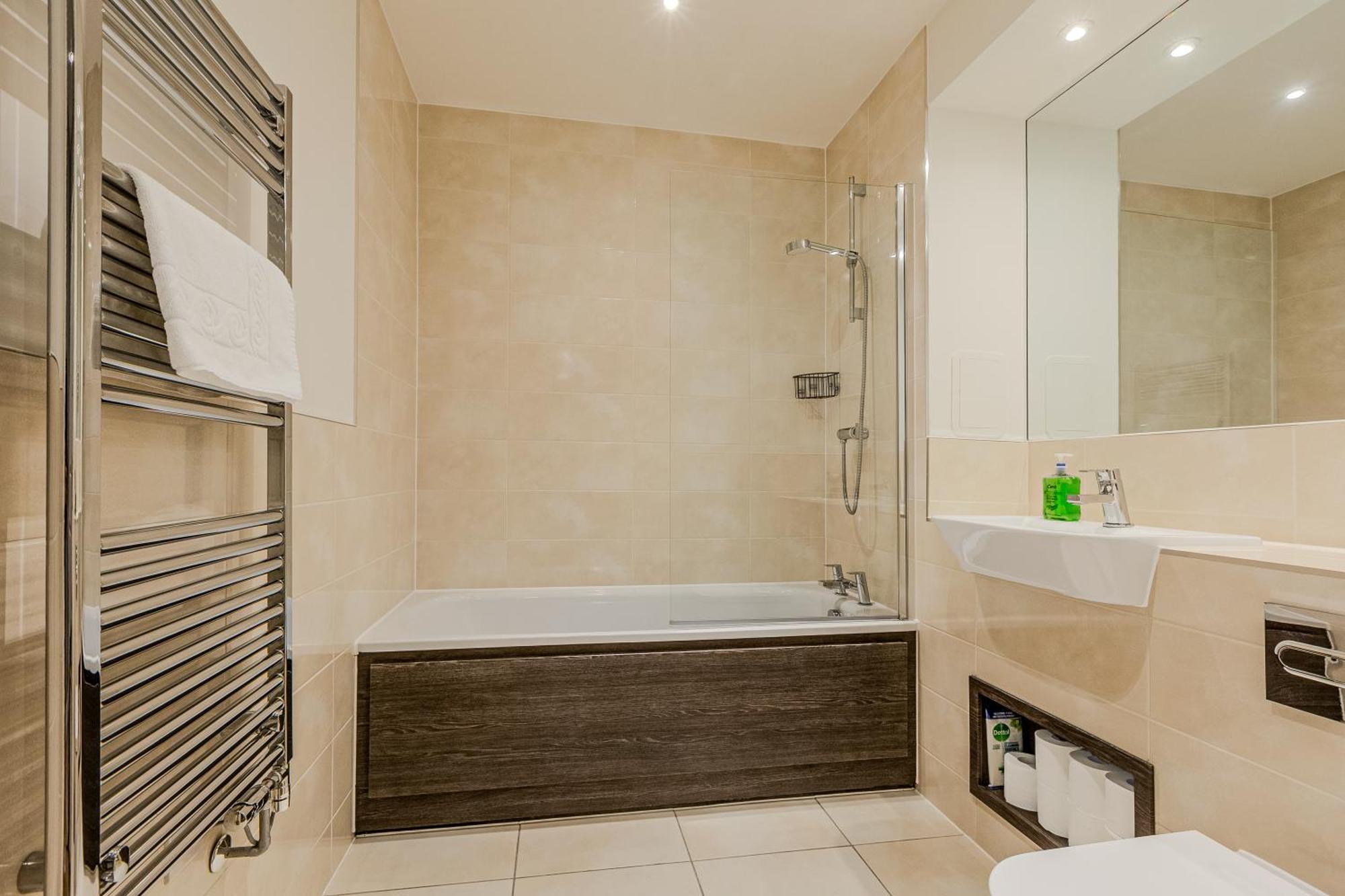 Spacious 2br With Balcony In Camberwell London