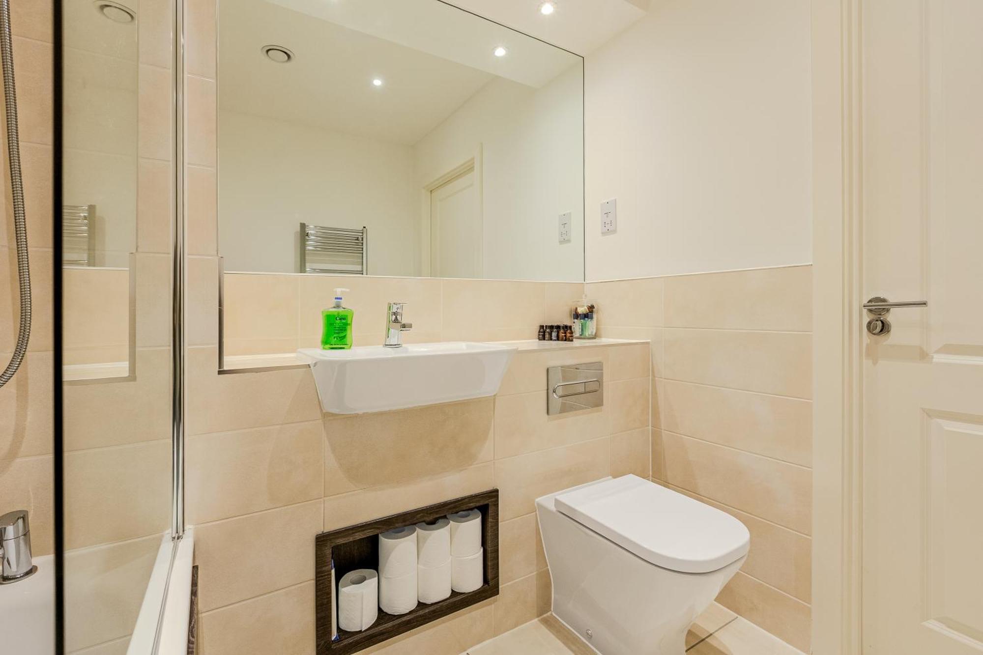 Apartment Spacious 2br With Balcony In Camberwell *