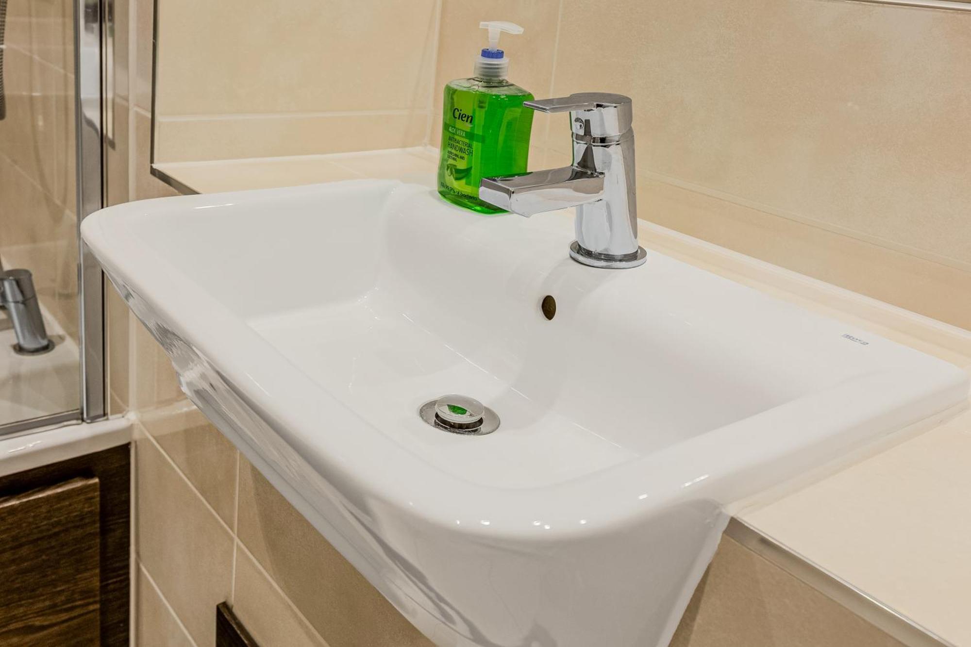 Spacious 2br With Balcony In Camberwell Apartment