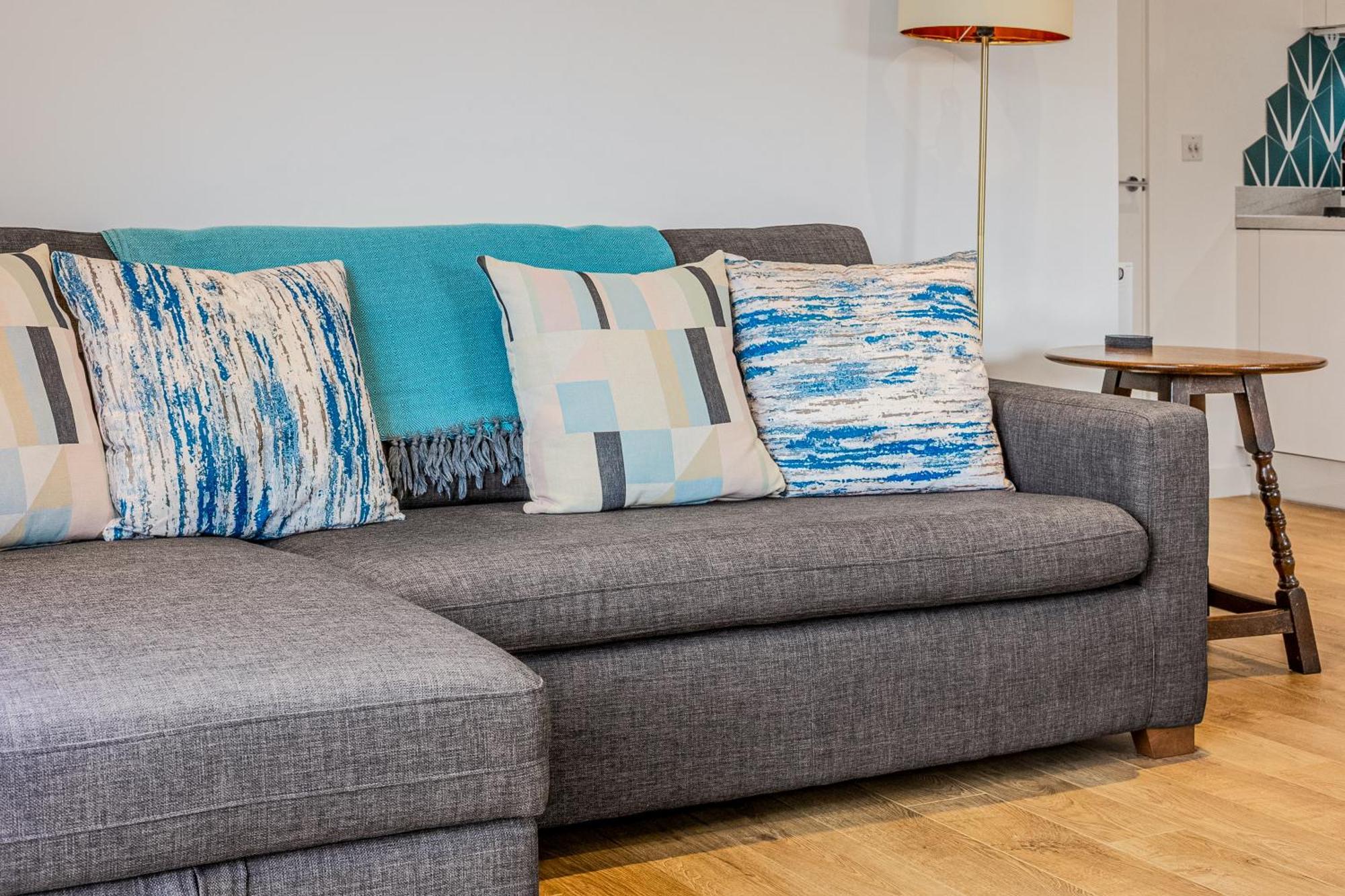 Spacious 2br With Balcony In Camberwell Apartment *
