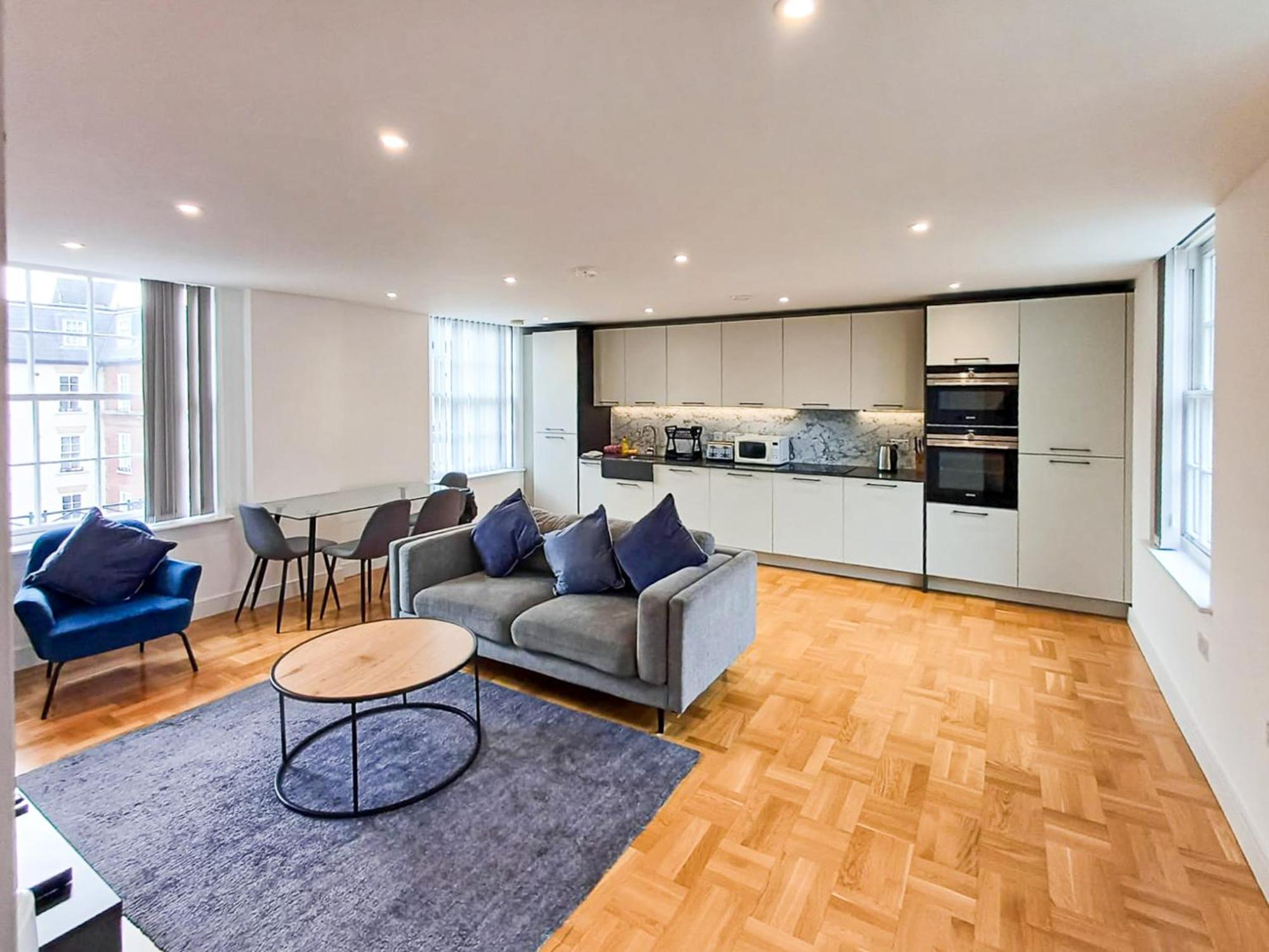 Modern 2-bedroom, 2-bathroom In West Kensington Apartment *