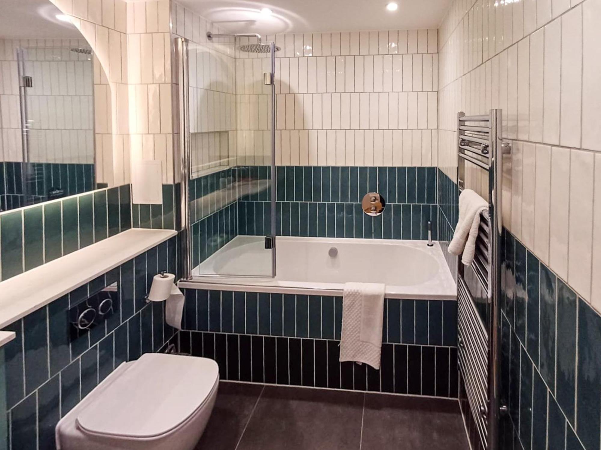 Modern 2-bedroom, 2-bathroom In West Kensington *