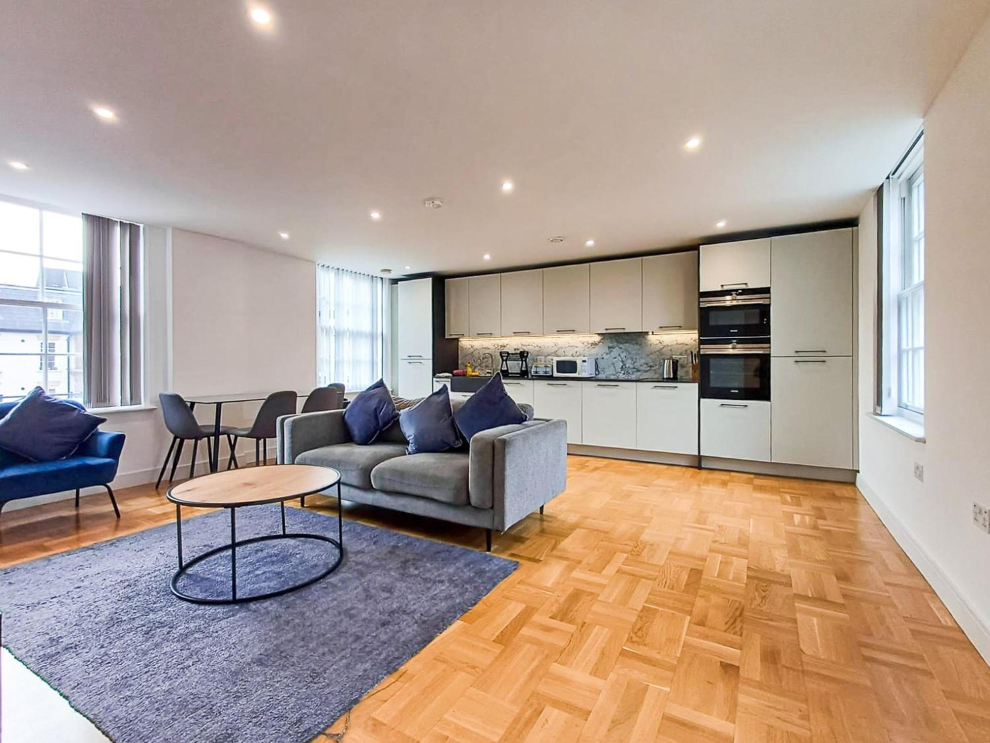 Modern 2-bedroom, 2-bathroom In West Kensington * London