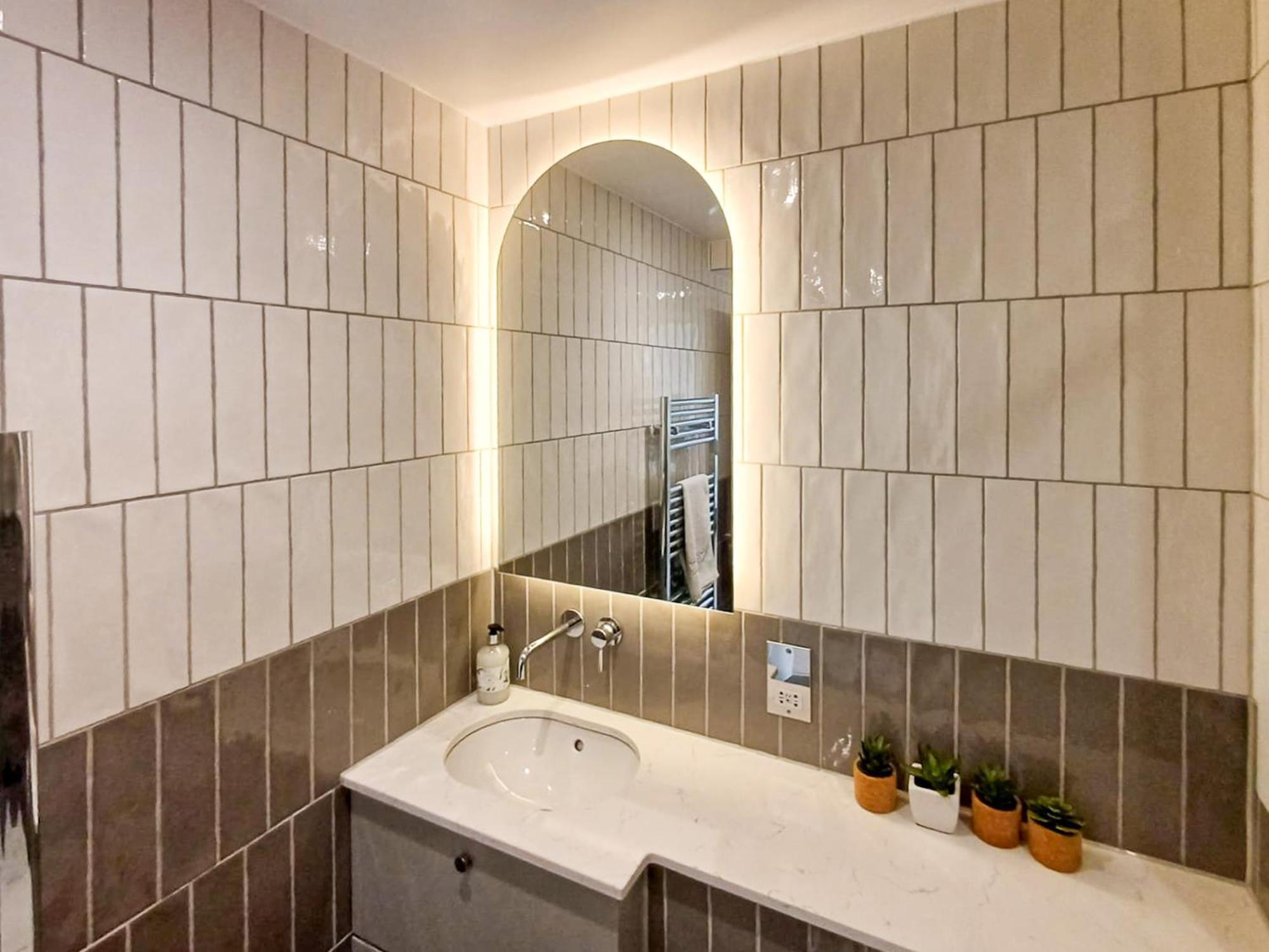 Modern 2-bedroom, 2-bathroom In West Kensington Apartment *