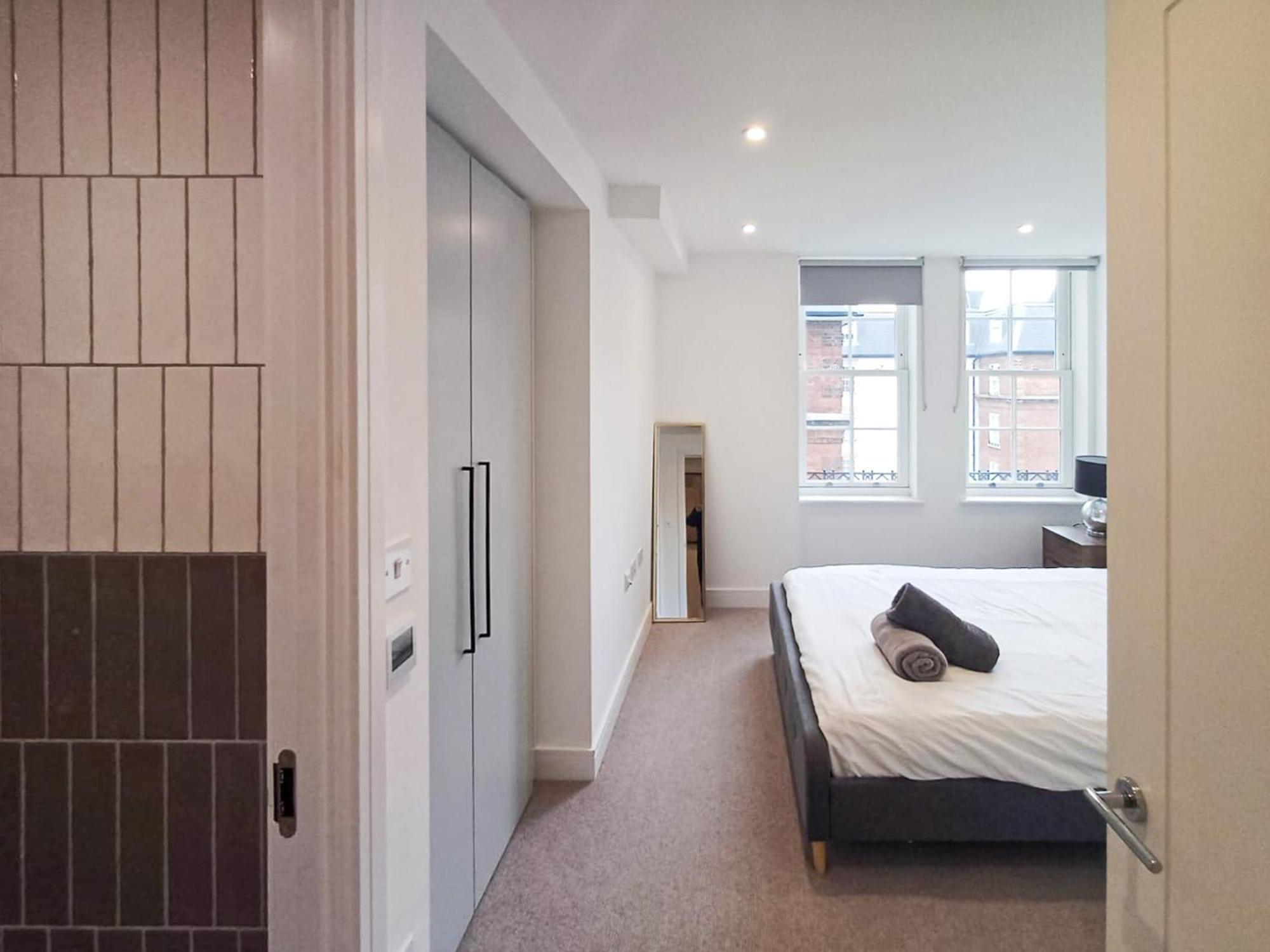 Modern 2-bedroom, 2-bathroom In West Kensington *
