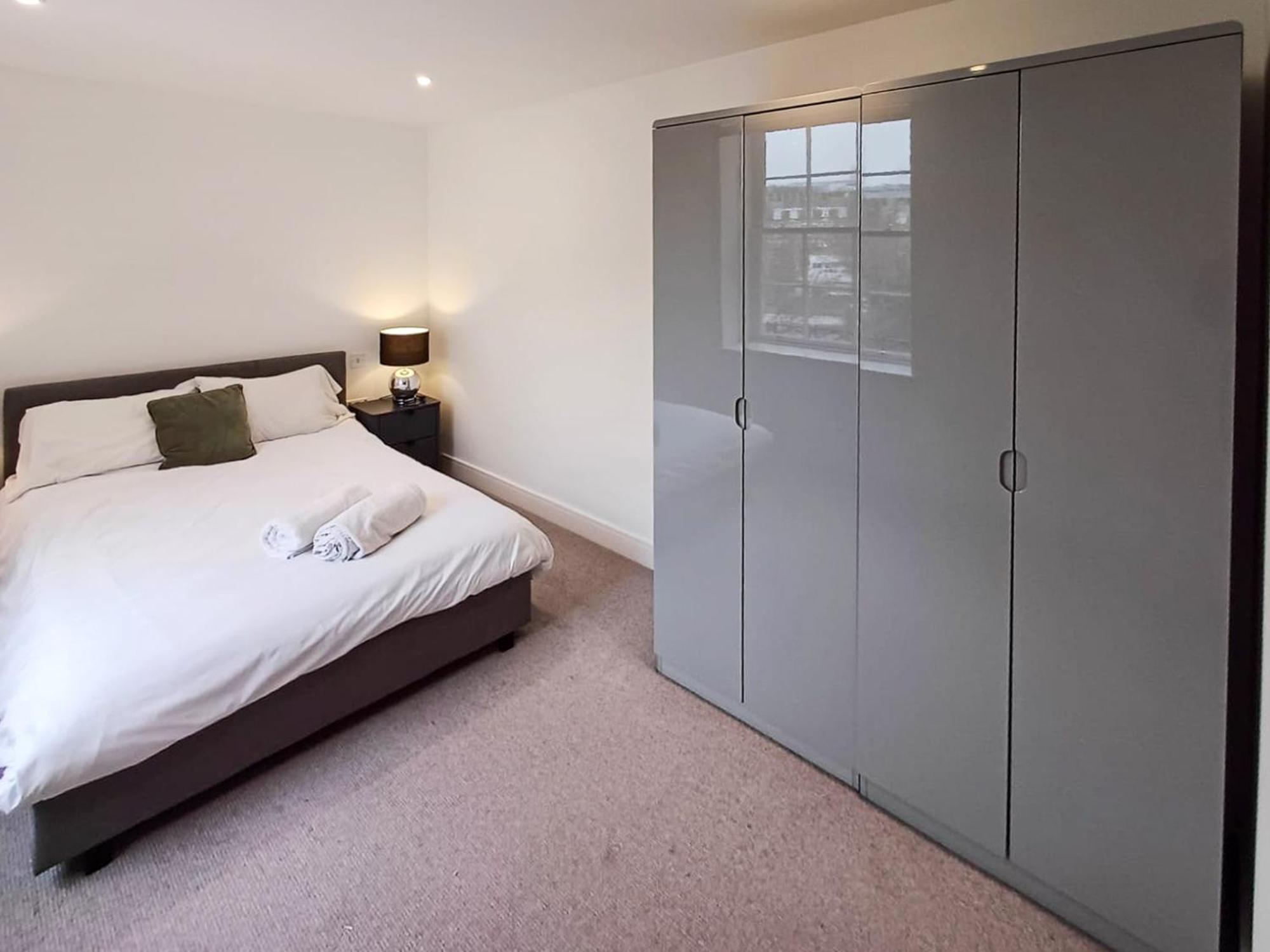 Modern 2-bedroom, 2-bathroom In West Kensington London