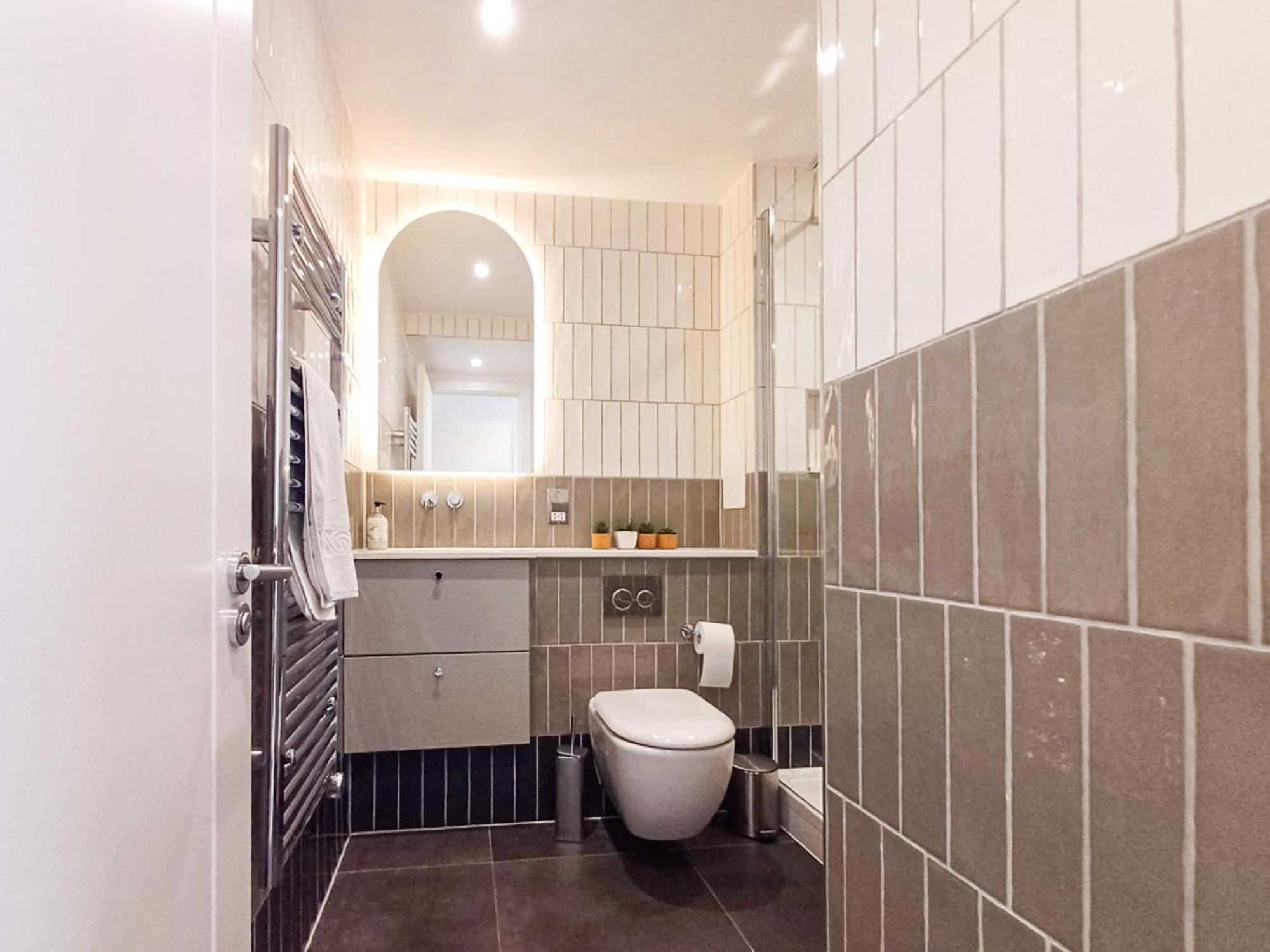 Modern 2-bedroom, 2-bathroom In West Kensington Apartment