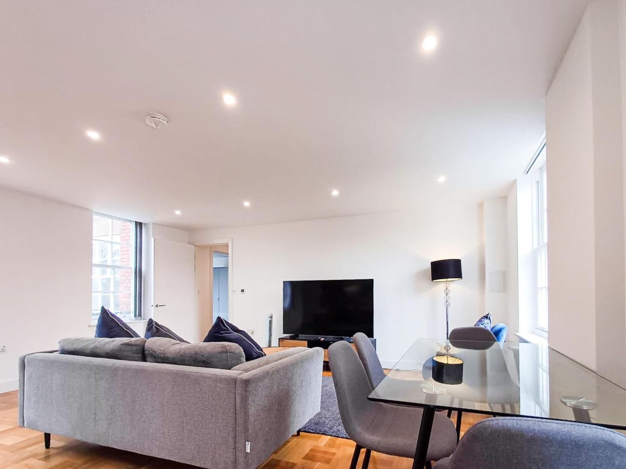 Modern 2-bedroom, 2-bathroom In West Kensington *