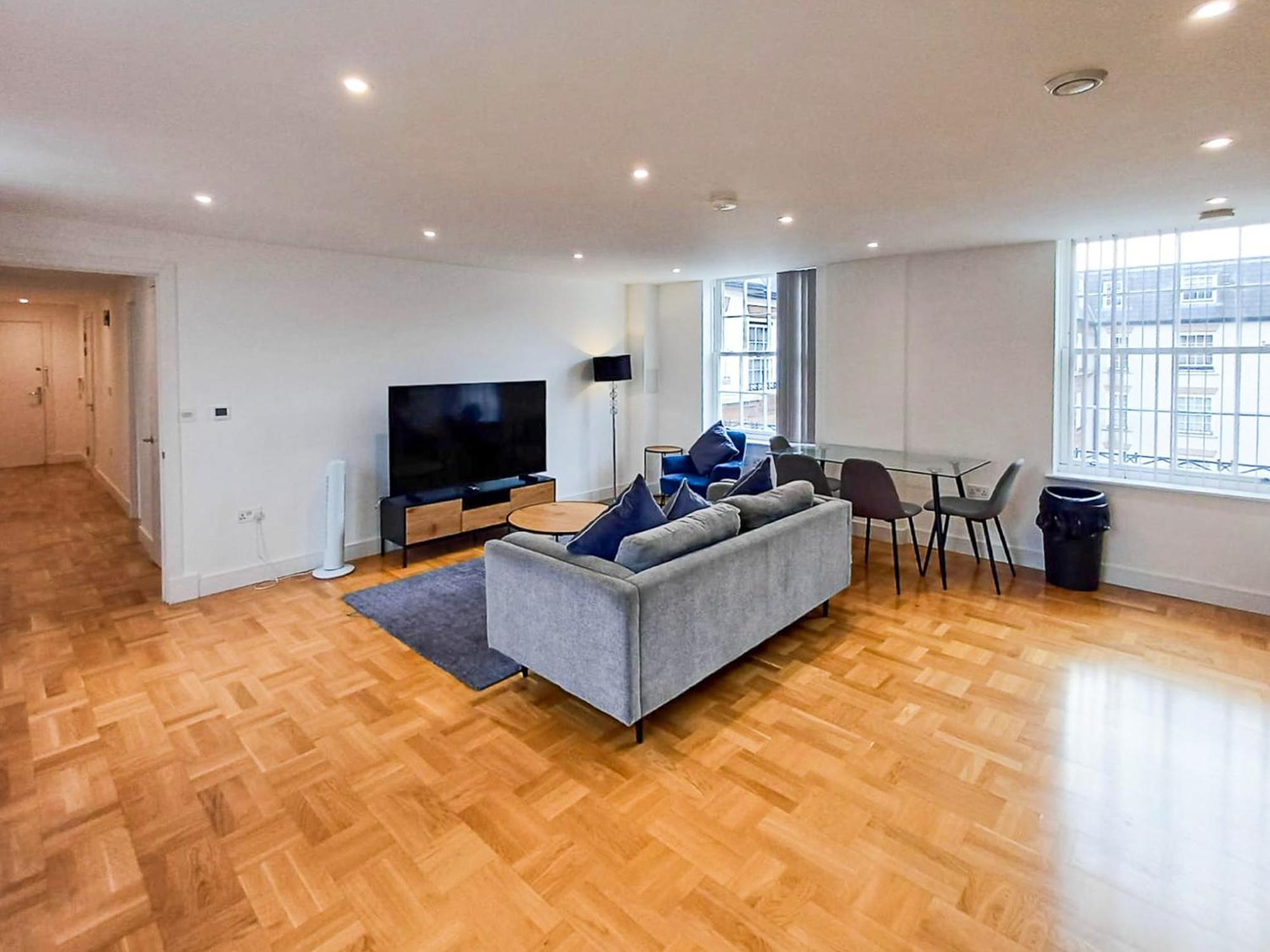 Modern 2-bedroom, 2-bathroom In West Kensington London