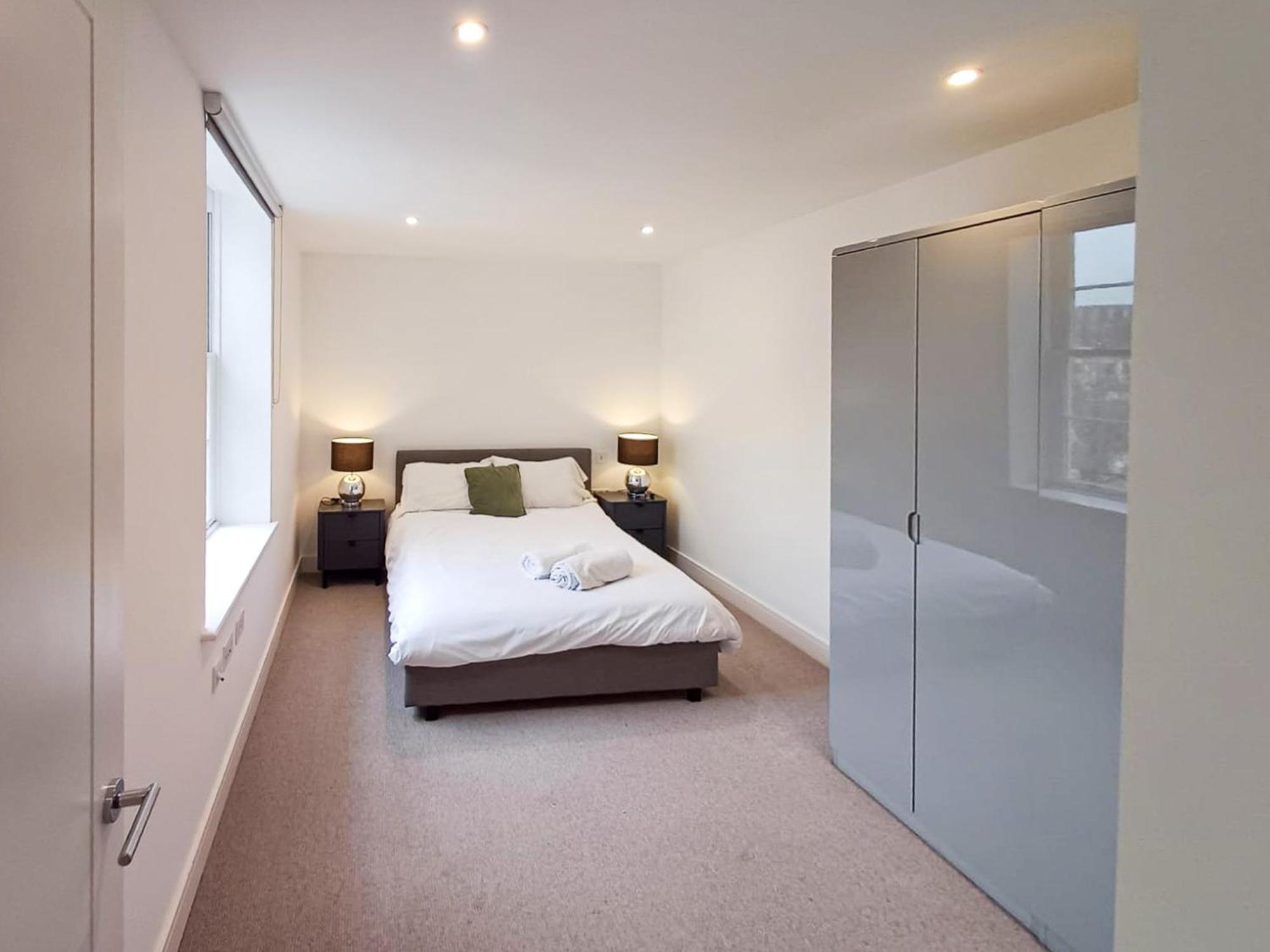 Modern 2-bedroom, 2-bathroom In West Kensington Apartment