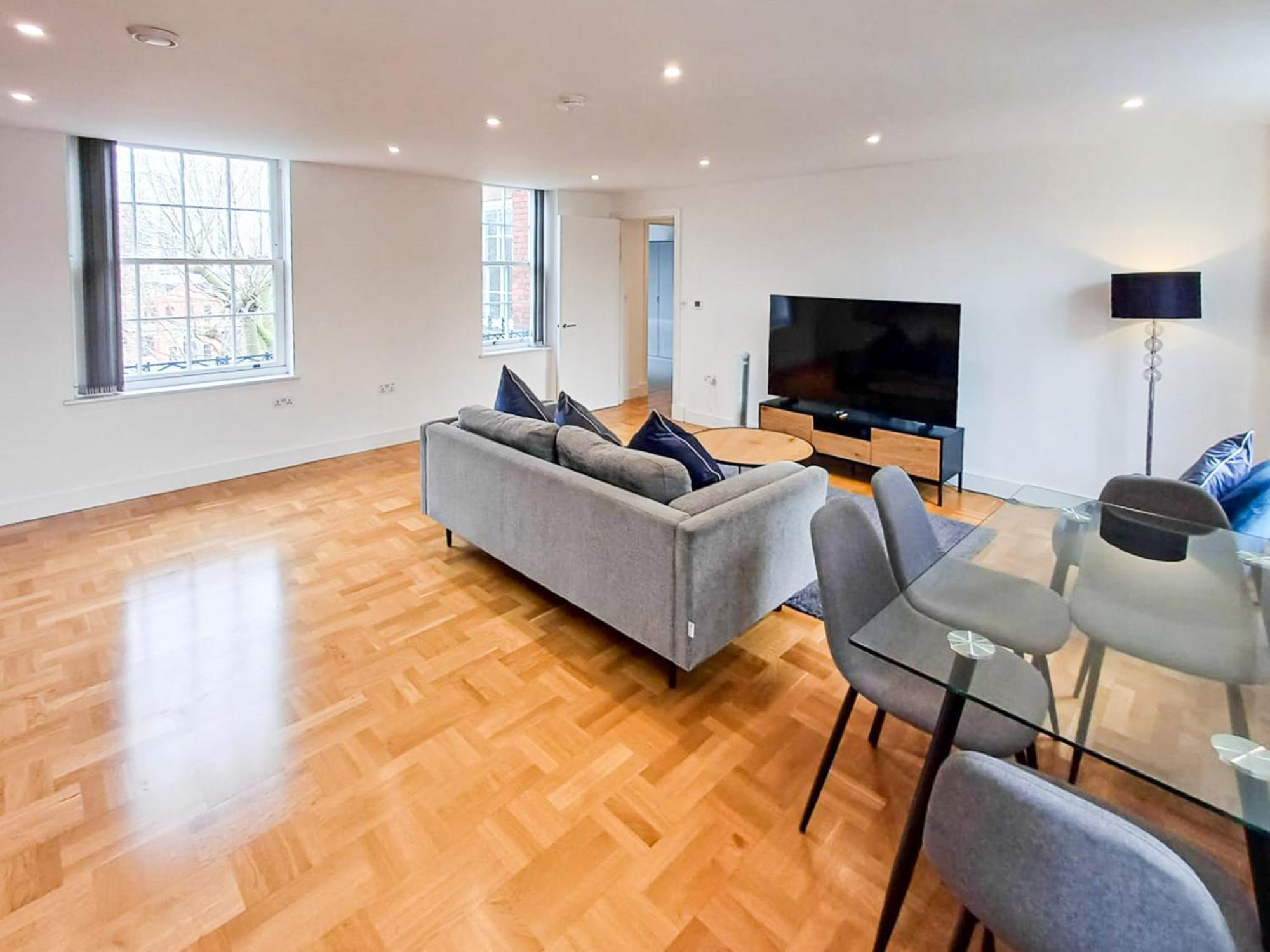 Modern 2-bedroom, 2-bathroom In West Kensington Apartment *