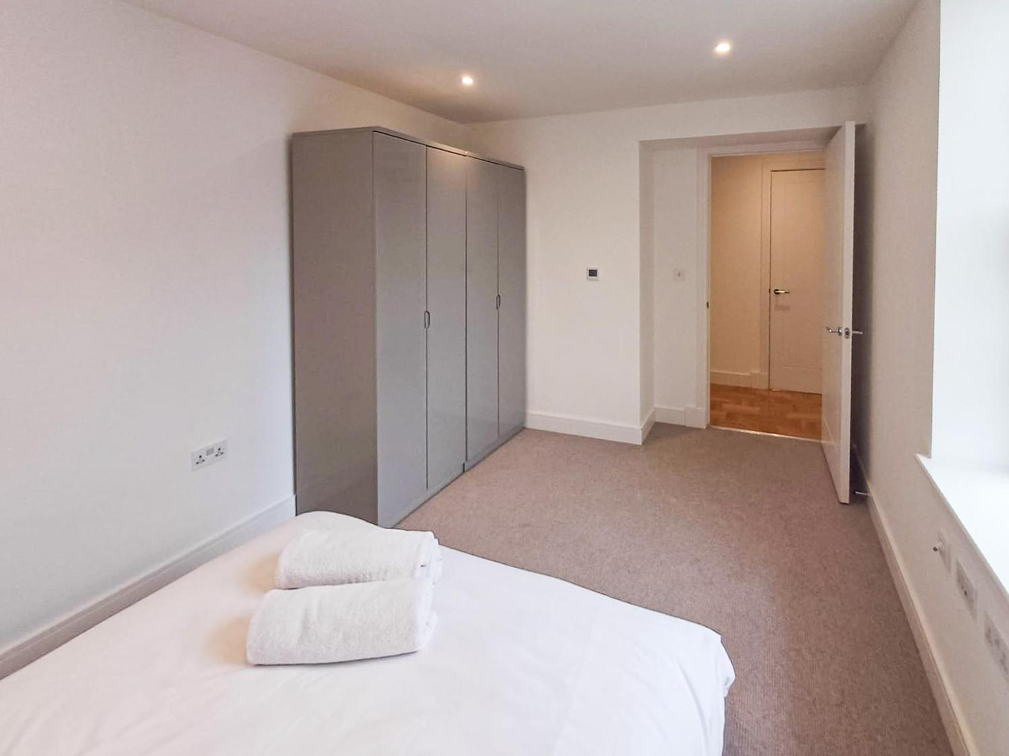 Modern 2-bedroom, 2-bathroom In West Kensington * London