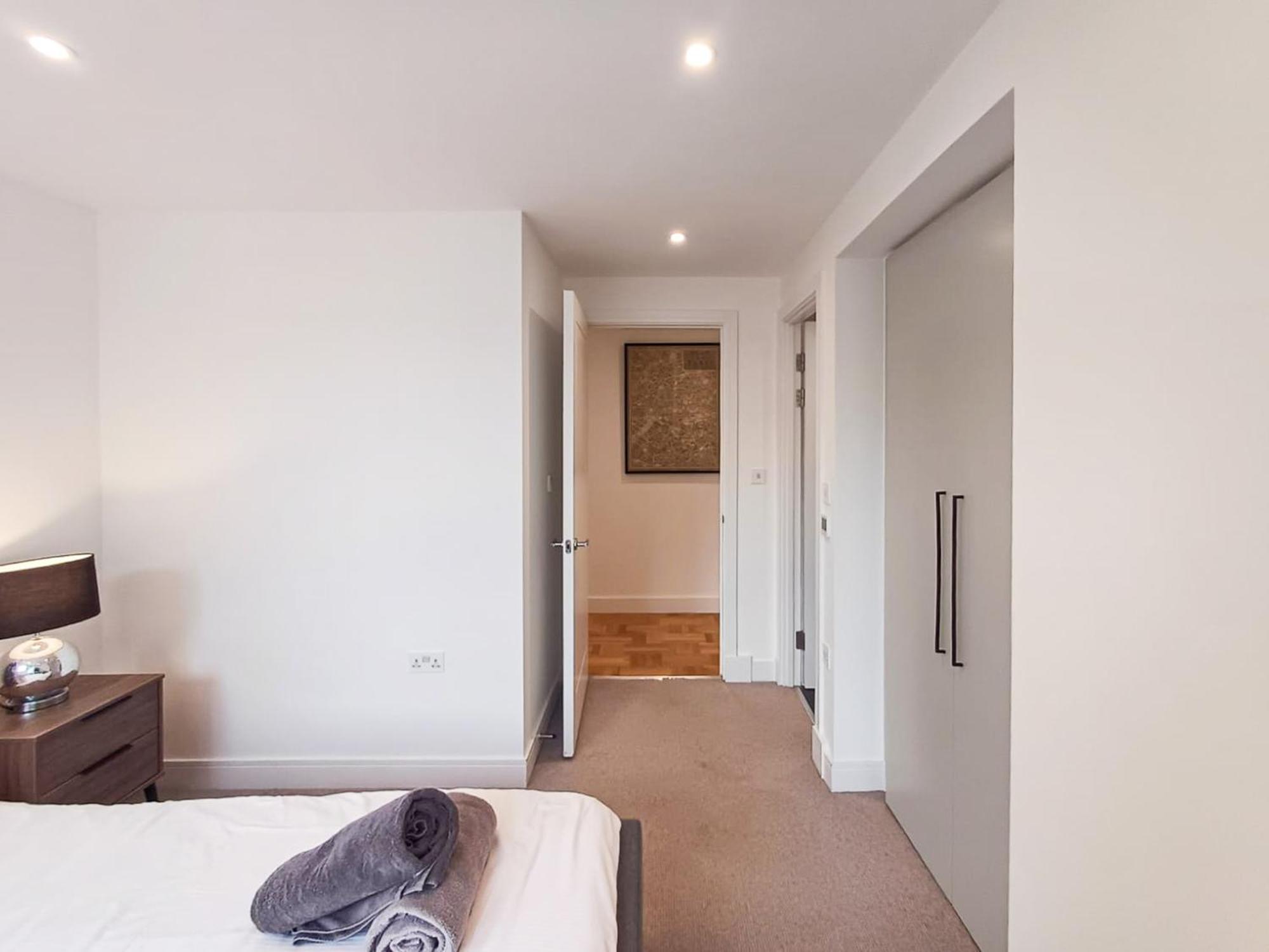 Modern 2-bedroom, 2-bathroom In West Kensington Apartment *