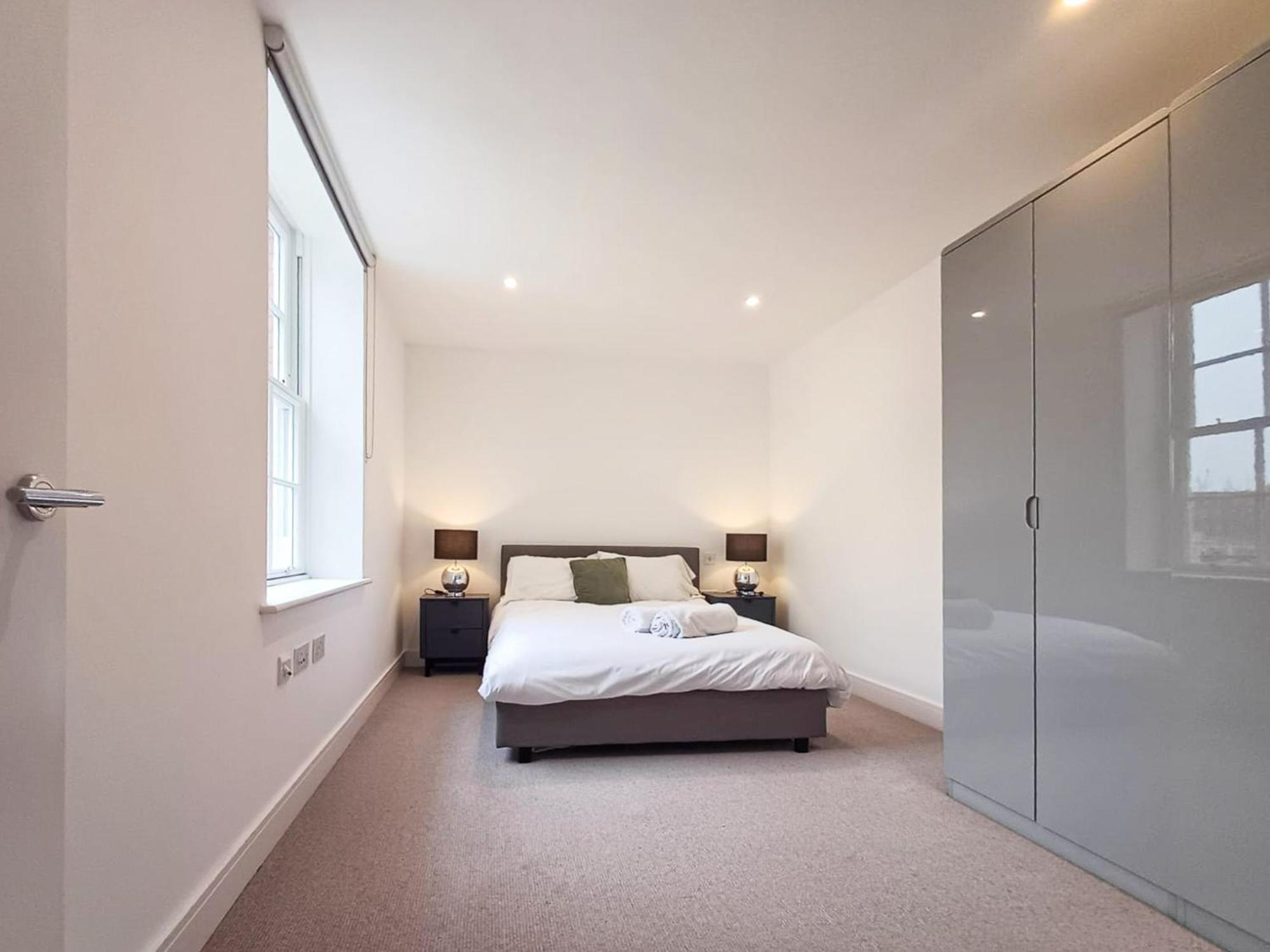 Modern 2-bedroom, 2-bathroom In West Kensington