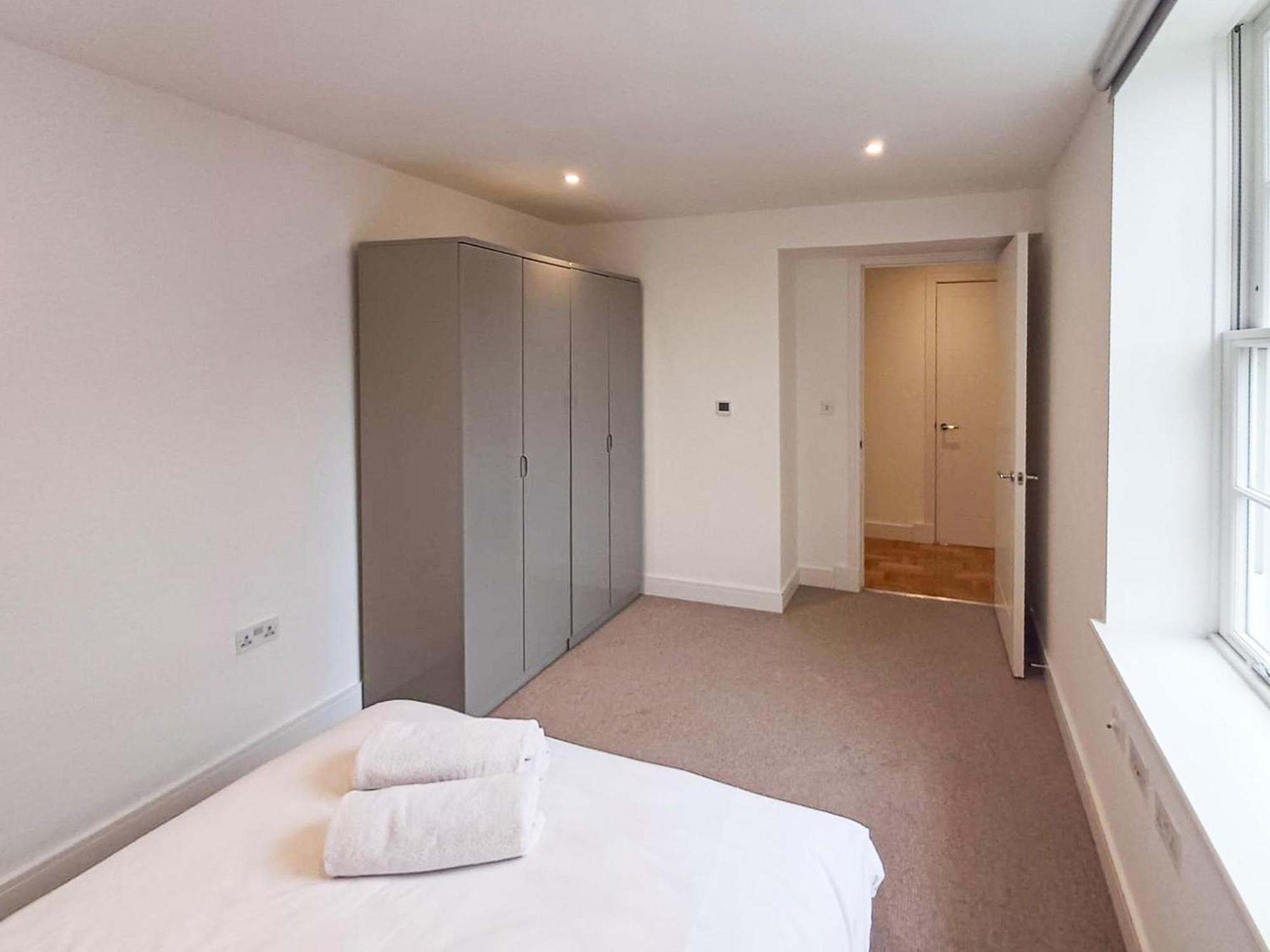 Modern 2-bedroom, 2-bathroom In West Kensington *