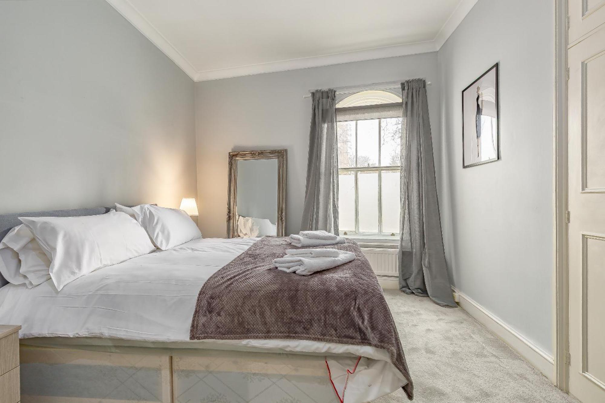 Charming 2 Bedroom In The Heart Of Chelsea Apartment