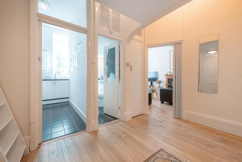 Two Double Mezzanine In Paddington Apartment *