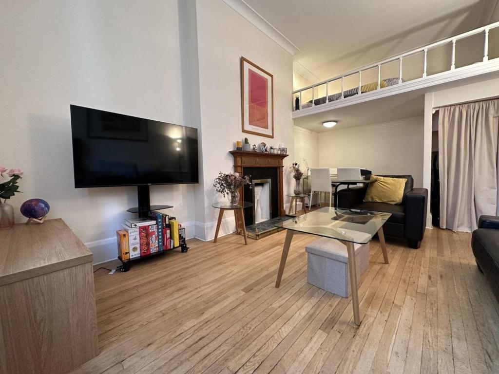 Two Double Mezzanine In Paddington Apartment