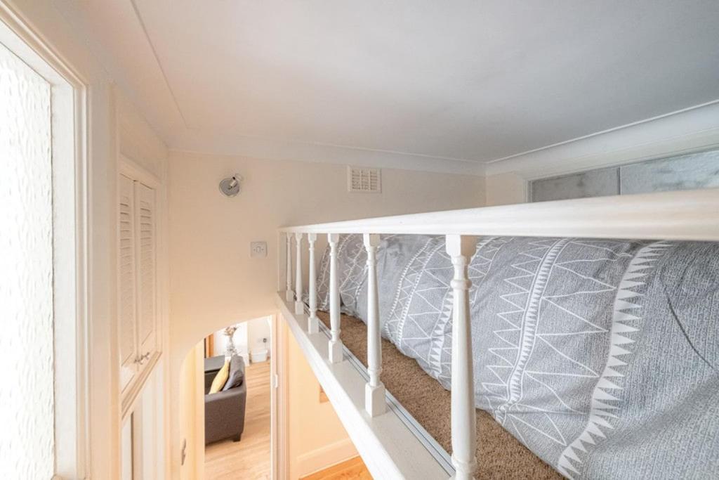 Two Double Mezzanine In Paddington Apartment