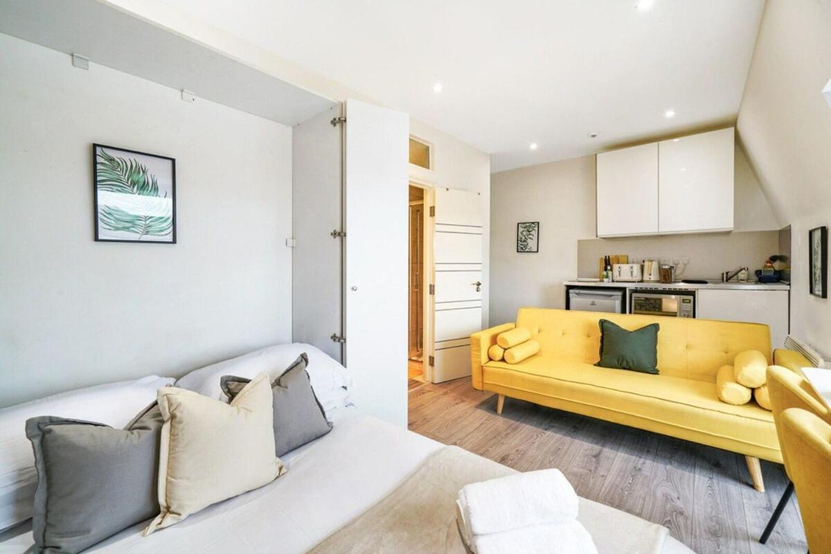 Spacious In Lanes Apartment *