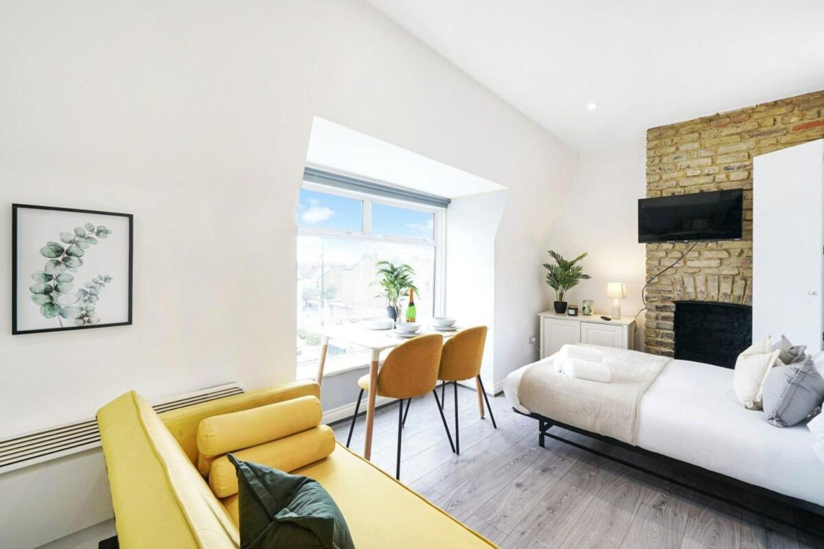 Spacious In Lanes Apartment *
