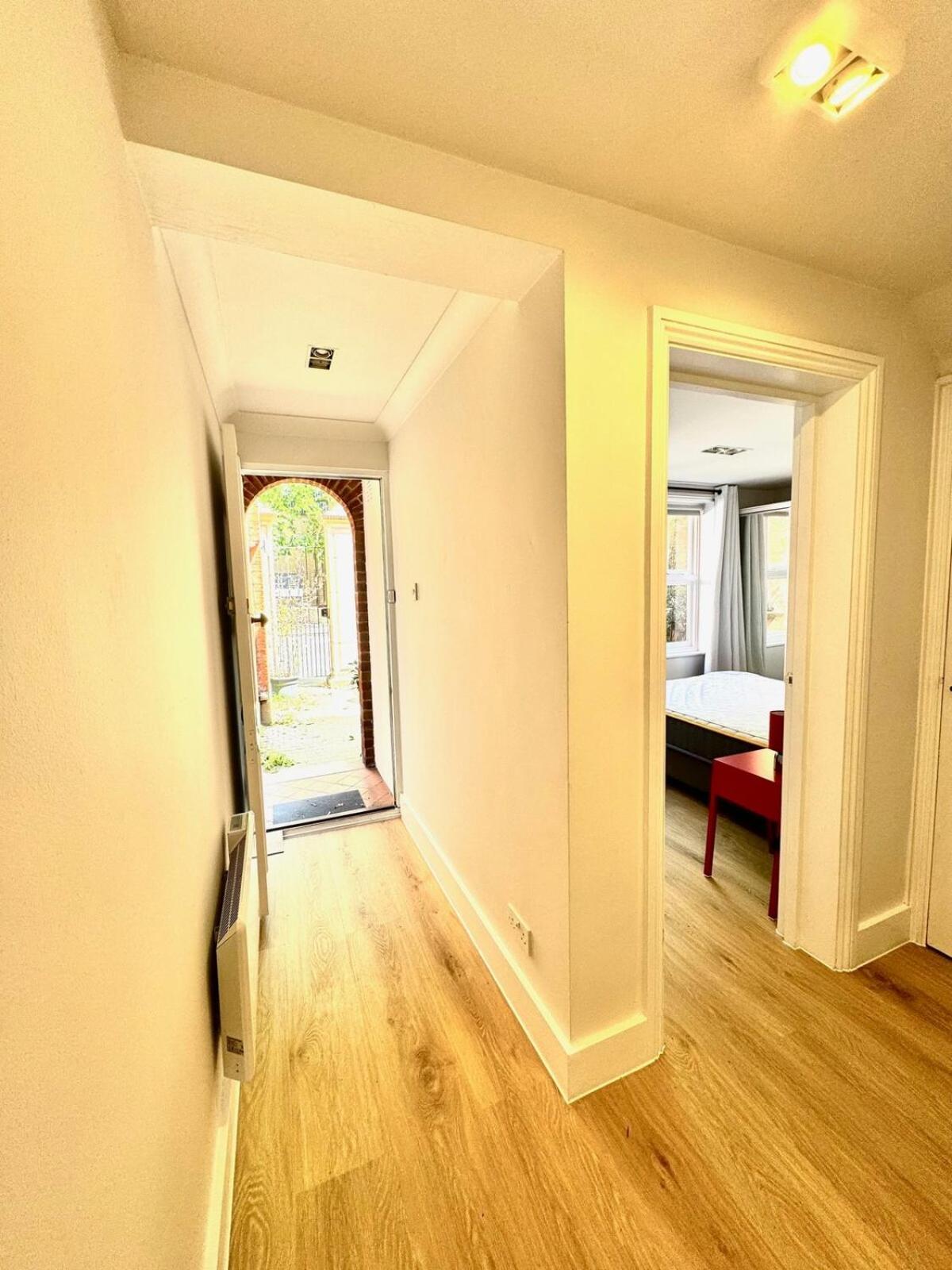 Private And Modern One Bed Gated Flat *