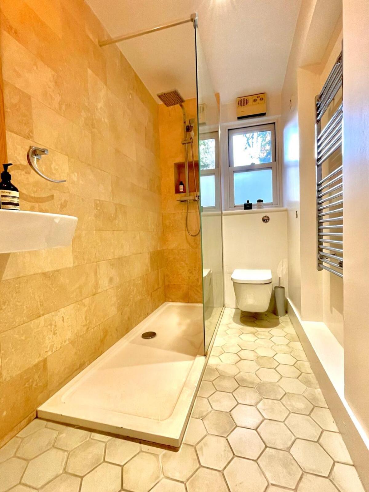 Private And Modern One Bed Gated Flat * London