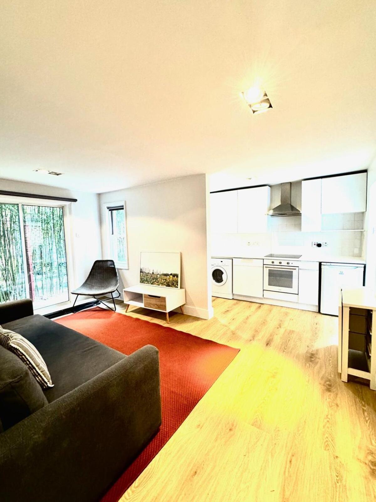 Private And Modern One Bed Gated Flat *