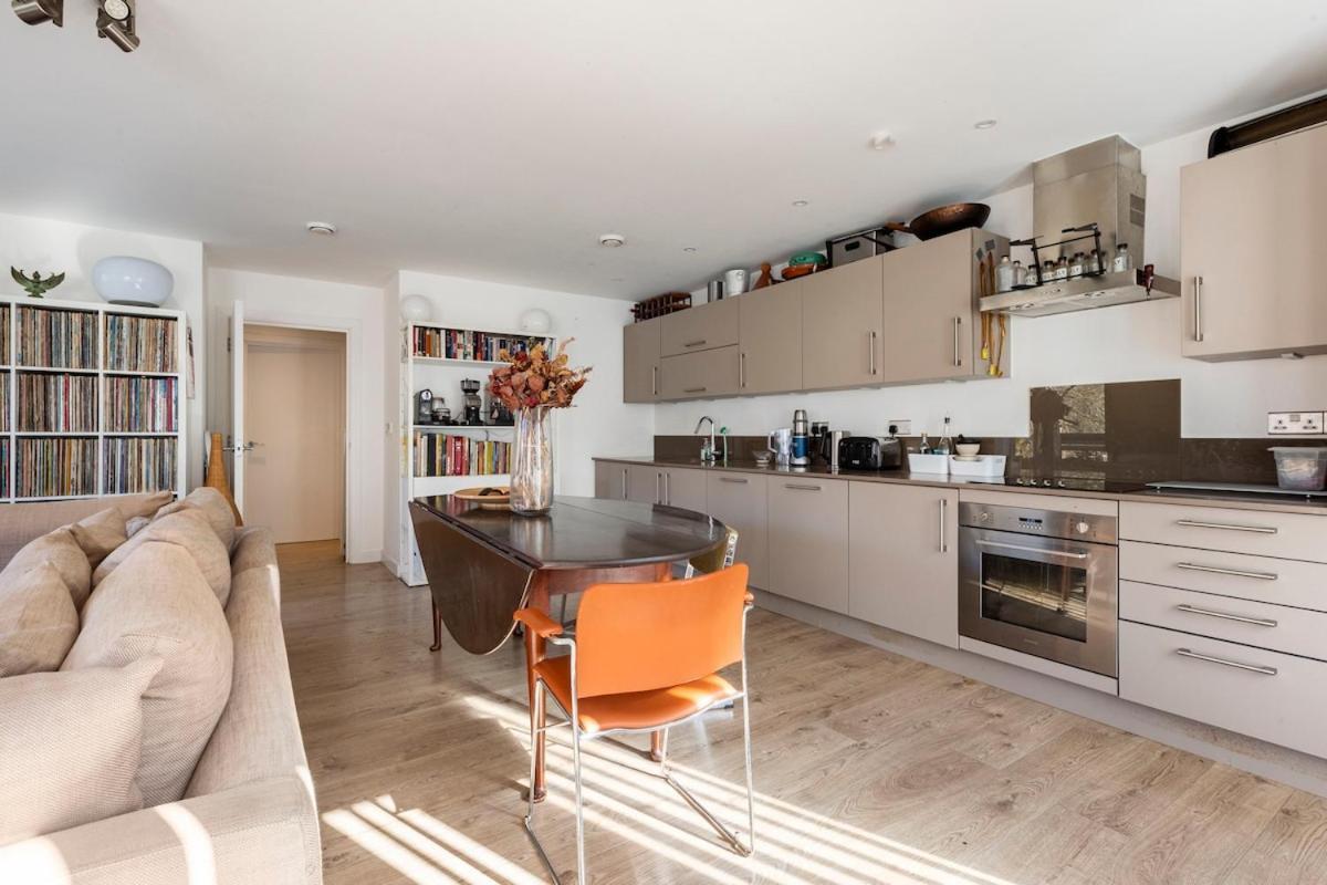 Frampton Park Road, Hackney Apartment *