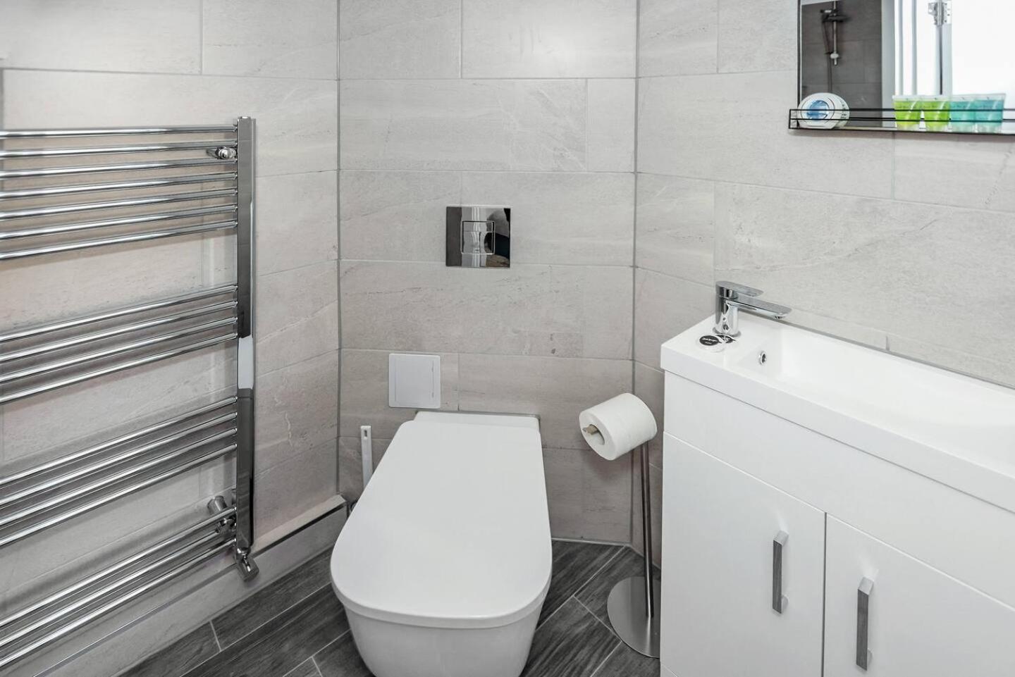 Chic Ensuite - 10% Off - 3 Min To Trains -pass The Keys Apartment