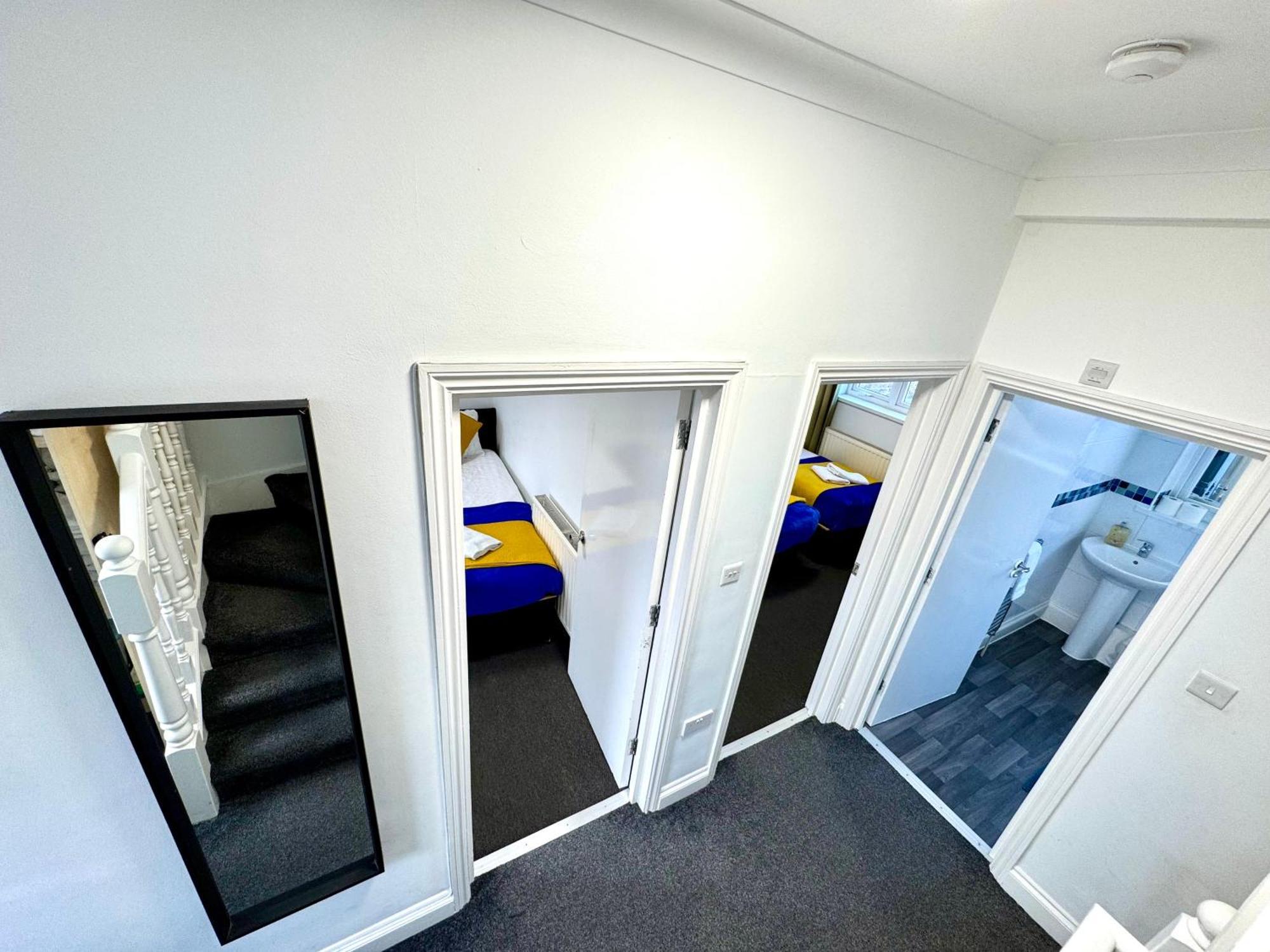 3 Bedrooms 3 Bathrooms Spacious House, Reception, Kitchen, Garden, Parking Apartment *