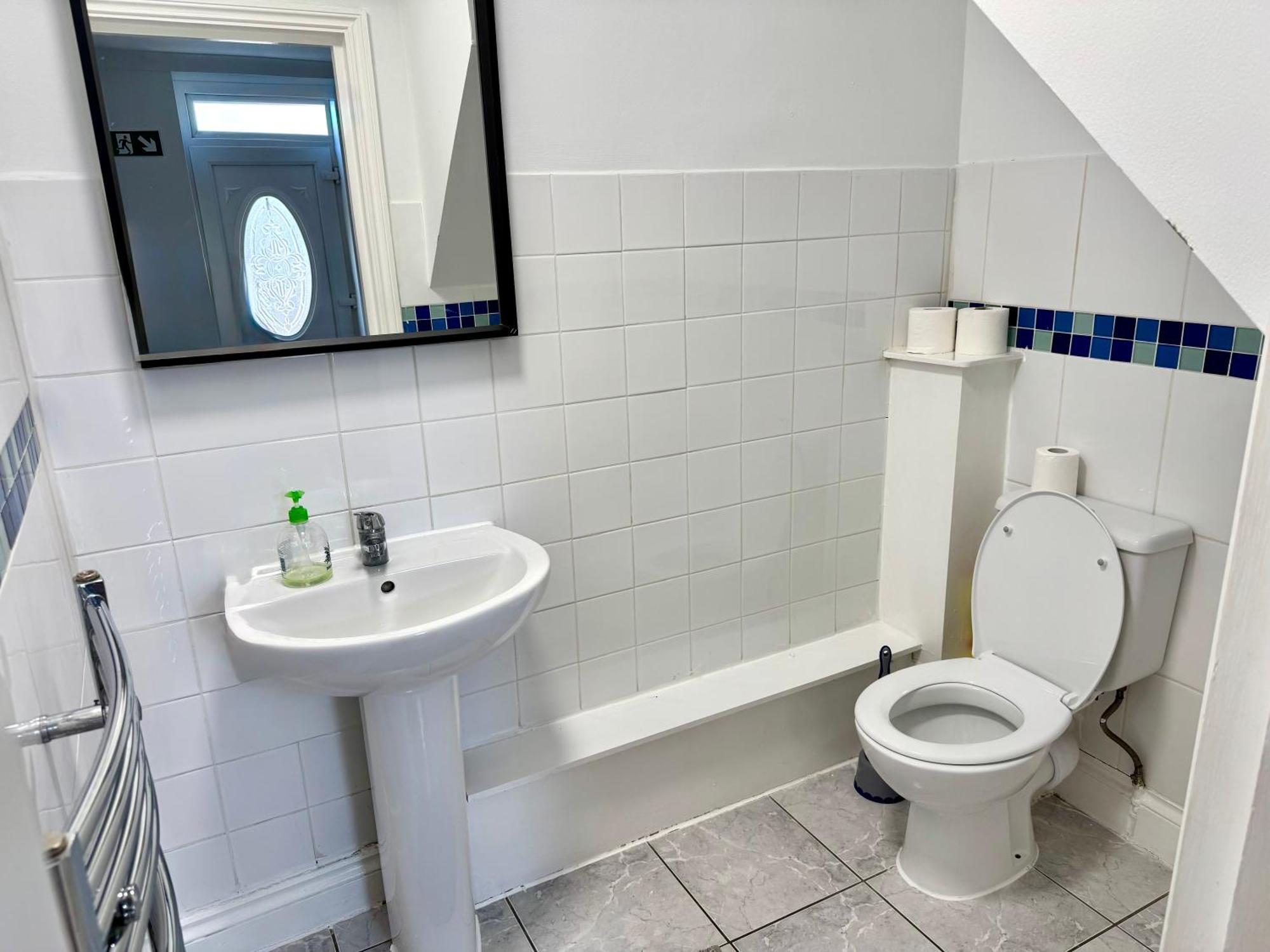 Apartment 3 Bedrooms 3 Bathrooms Spacious House, Reception, Kitchen, Garden, Parking London