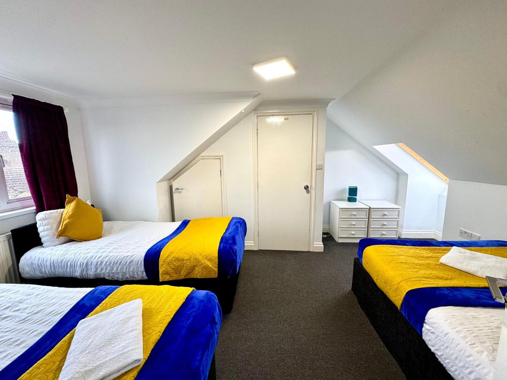 Apartment 3 Bedrooms 3 Bathrooms Spacious House, Reception, Kitchen, Garden, Parking