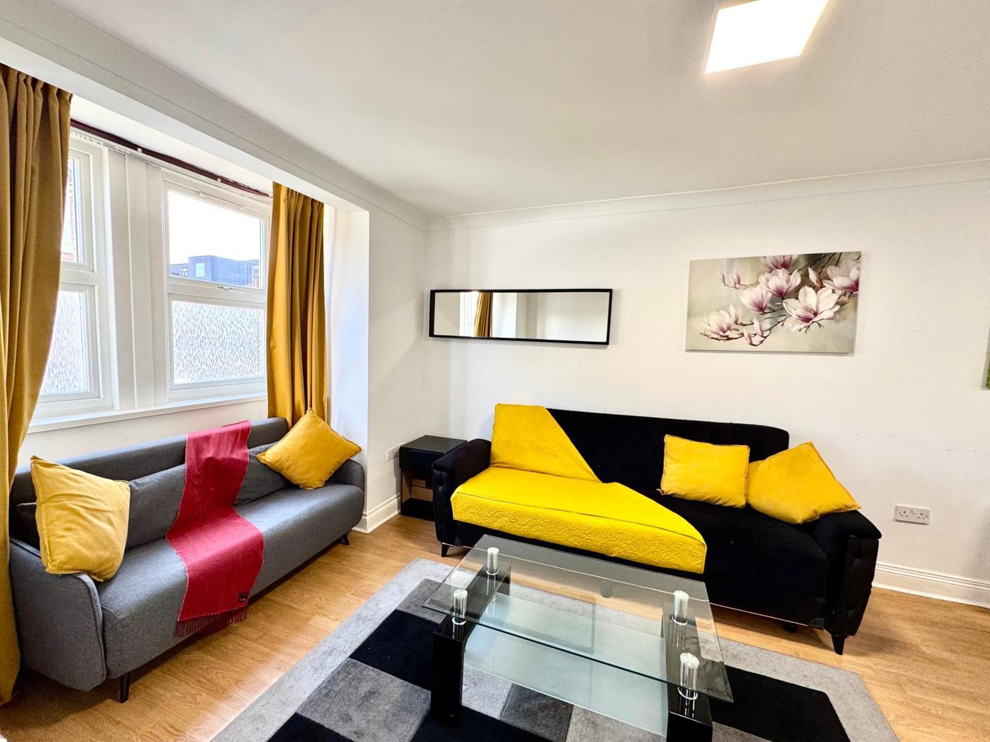 Apartment 3 Bedrooms 3 Bathrooms Spacious House, Reception, Kitchen, Garden, Parking *