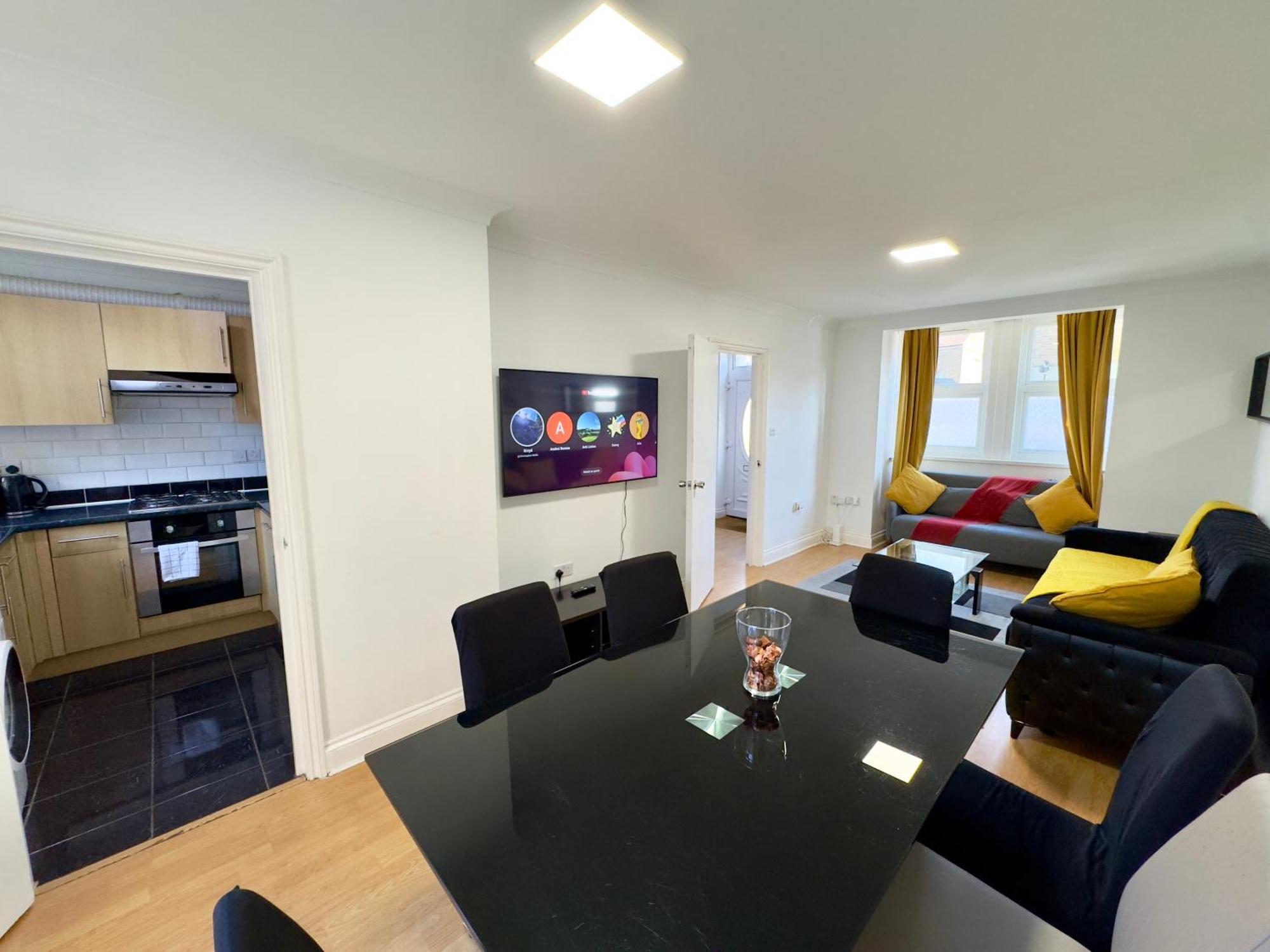 3 Bedrooms 3 Bathrooms Spacious House, Reception, Kitchen, Garden, Parking Apartment London