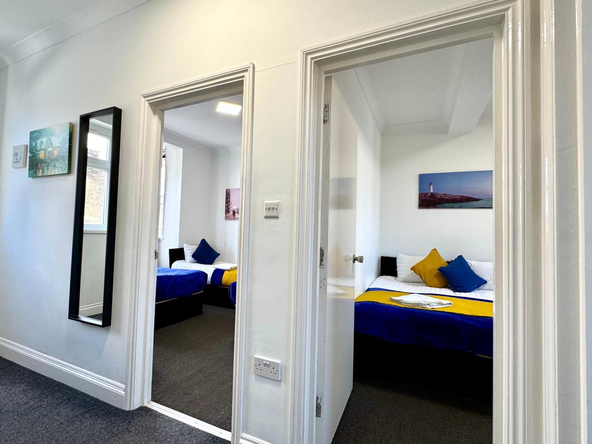 3 Bedrooms 3 Bathrooms Spacious House, Reception, Kitchen, Garden, Parking London